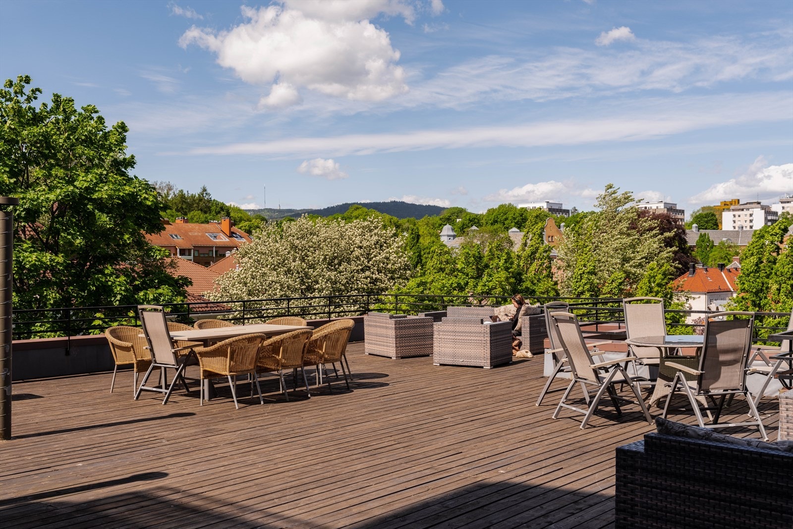Sameiet har en stor og solrik felles takterrasse med sittegrupper og utsikt. Galleribilde