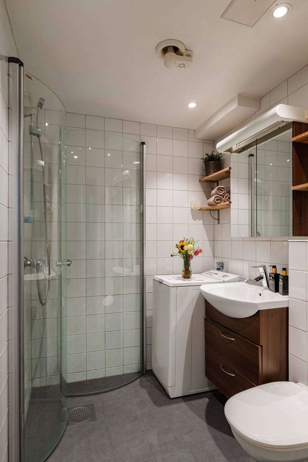 Badet har vegghengt toalett, dusjhjørne, varme i gulv og opplegg for vaskemaskin. Galleribilde