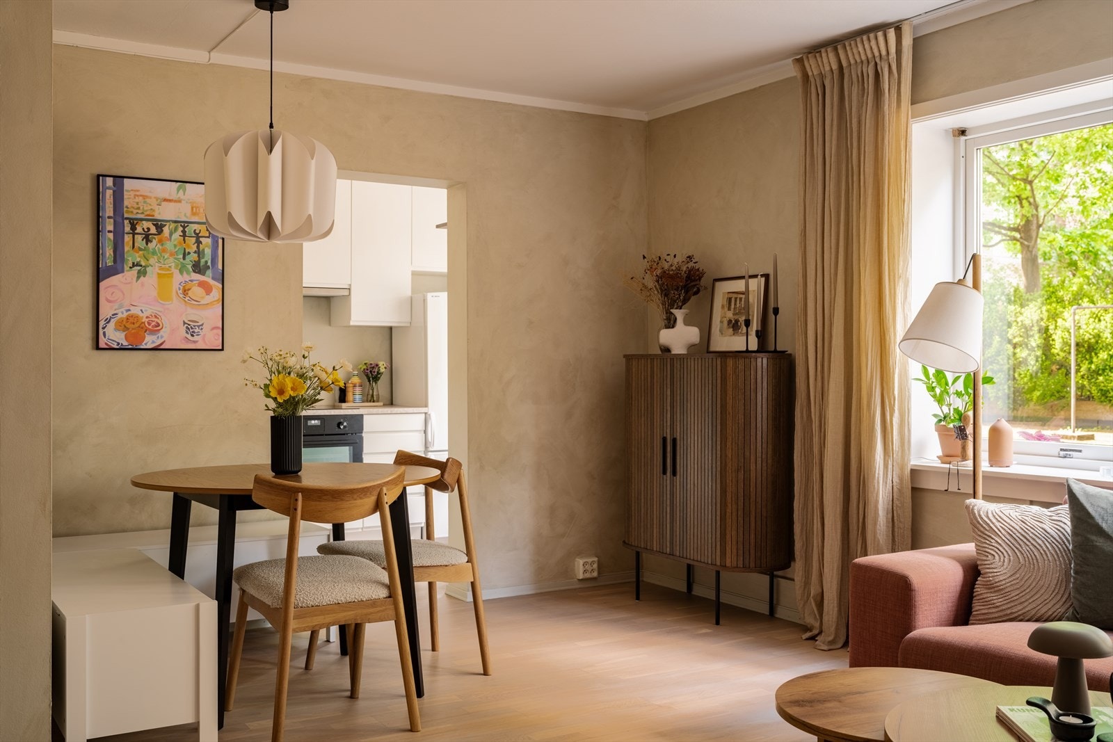 Det er god plass til en egen spisesone i tilknytning til stuen. Galleribilde