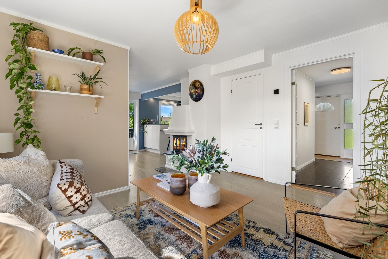 Stuen har en naturlig plassering som boligens samlingspunkt. Galleribilde