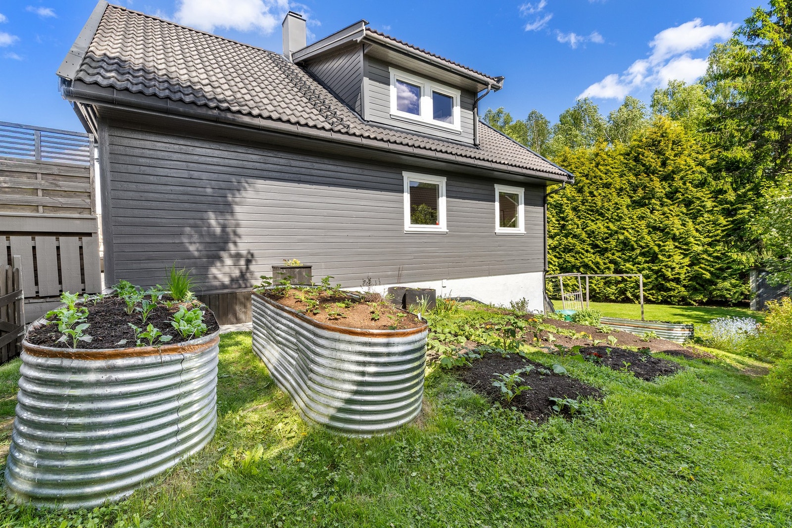 Hageområdet byr på gode muligheter for både dyrking, blomsterbed og egen kjøkkenhage for den hageinteresserte. Galleribilde