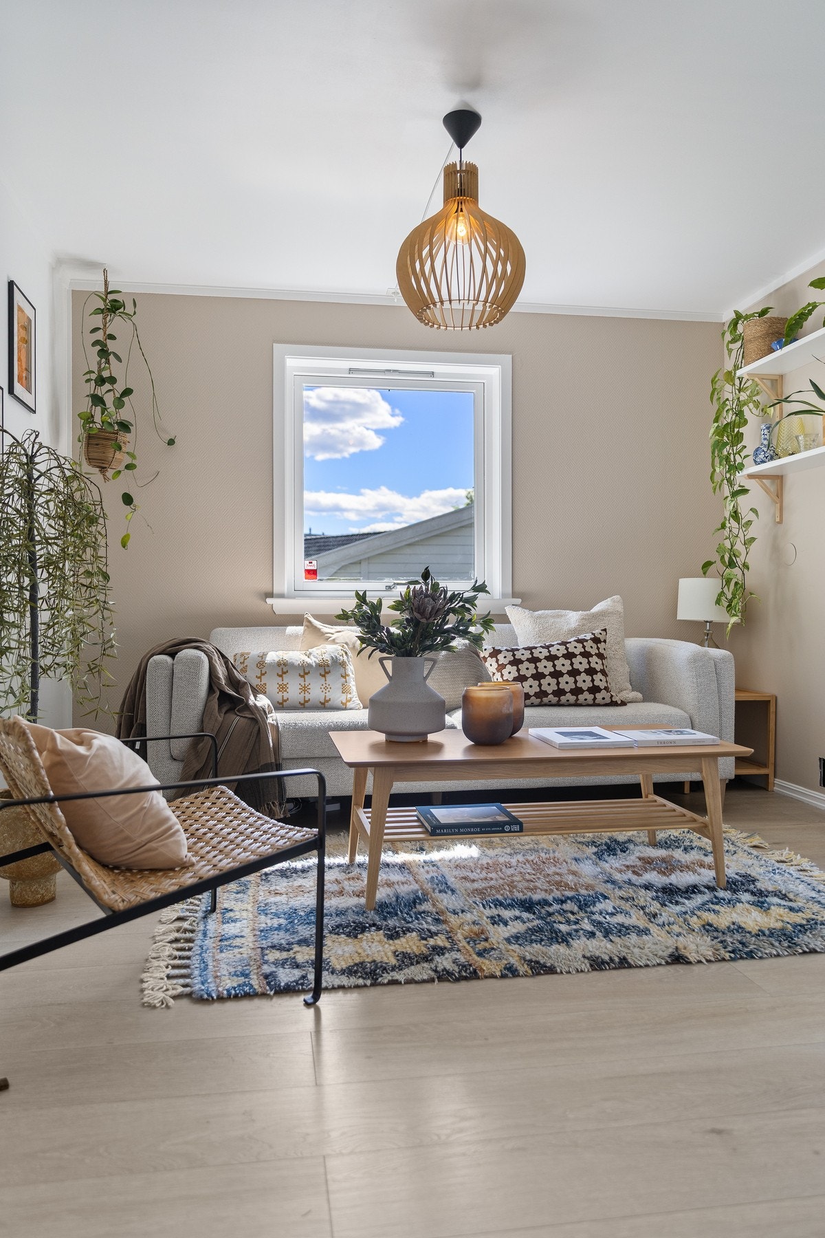 Store vindusflater gir rikelig med naturlig lysinnslipp. Galleribilde
