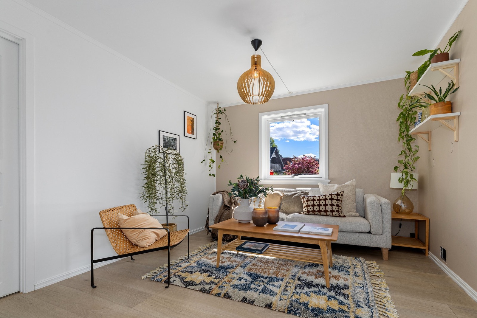 Romslig stue med god plass til både sofagruppe og spisebord. Galleribilde