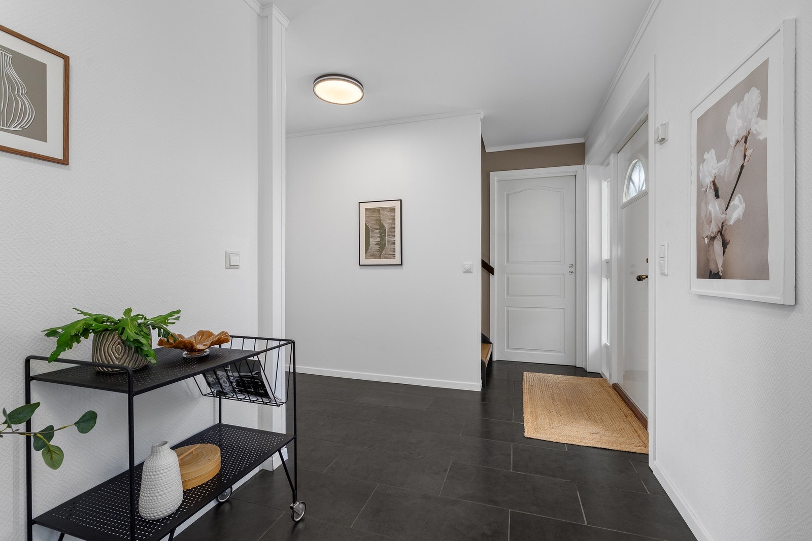 Innbydende entré med plass til oppbevaring av yttertøy og sko. Galleribilde