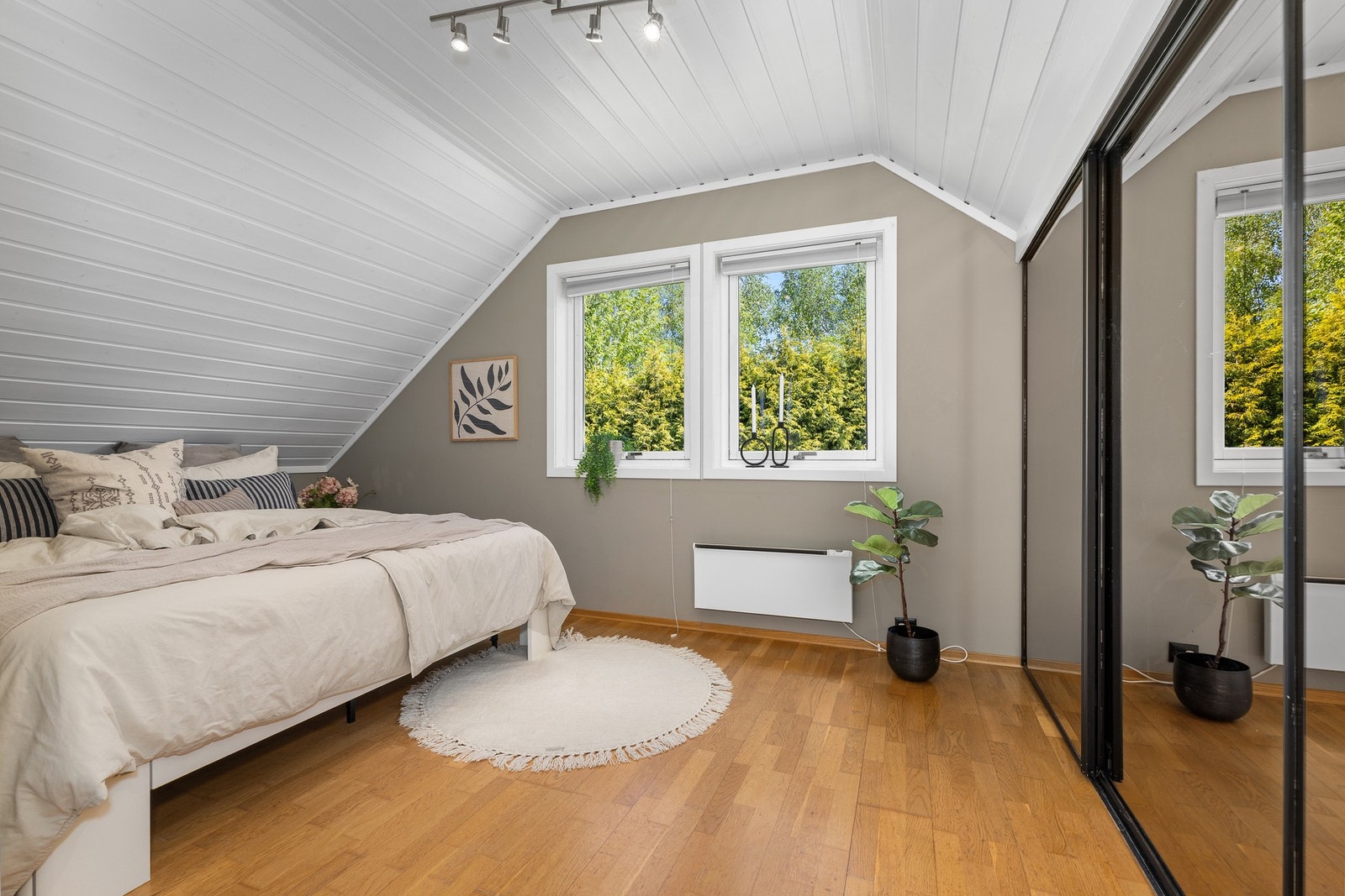Romslig soverom - perfekt som ungdomsrom, gjesterom eller hjemmekontor. Galleribilde