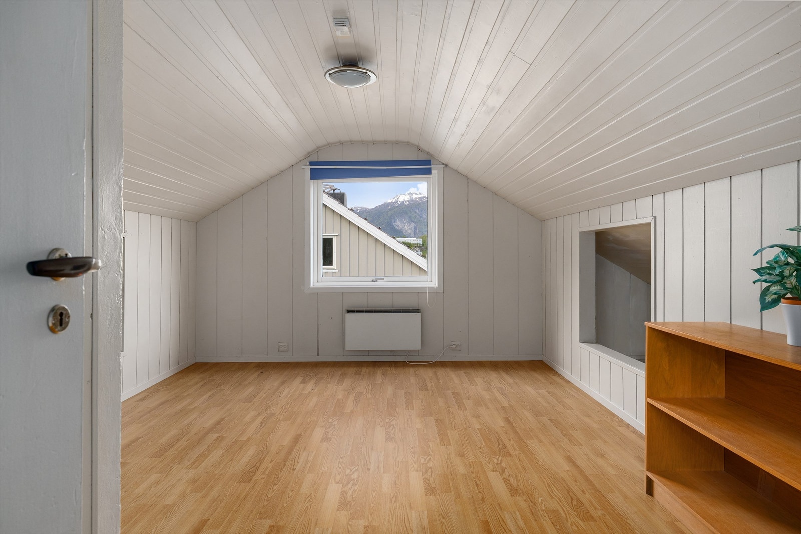 Soverom 1 er av god størrelse og har mye oppbevaringsmuligheter langs raftene. Galleribilde