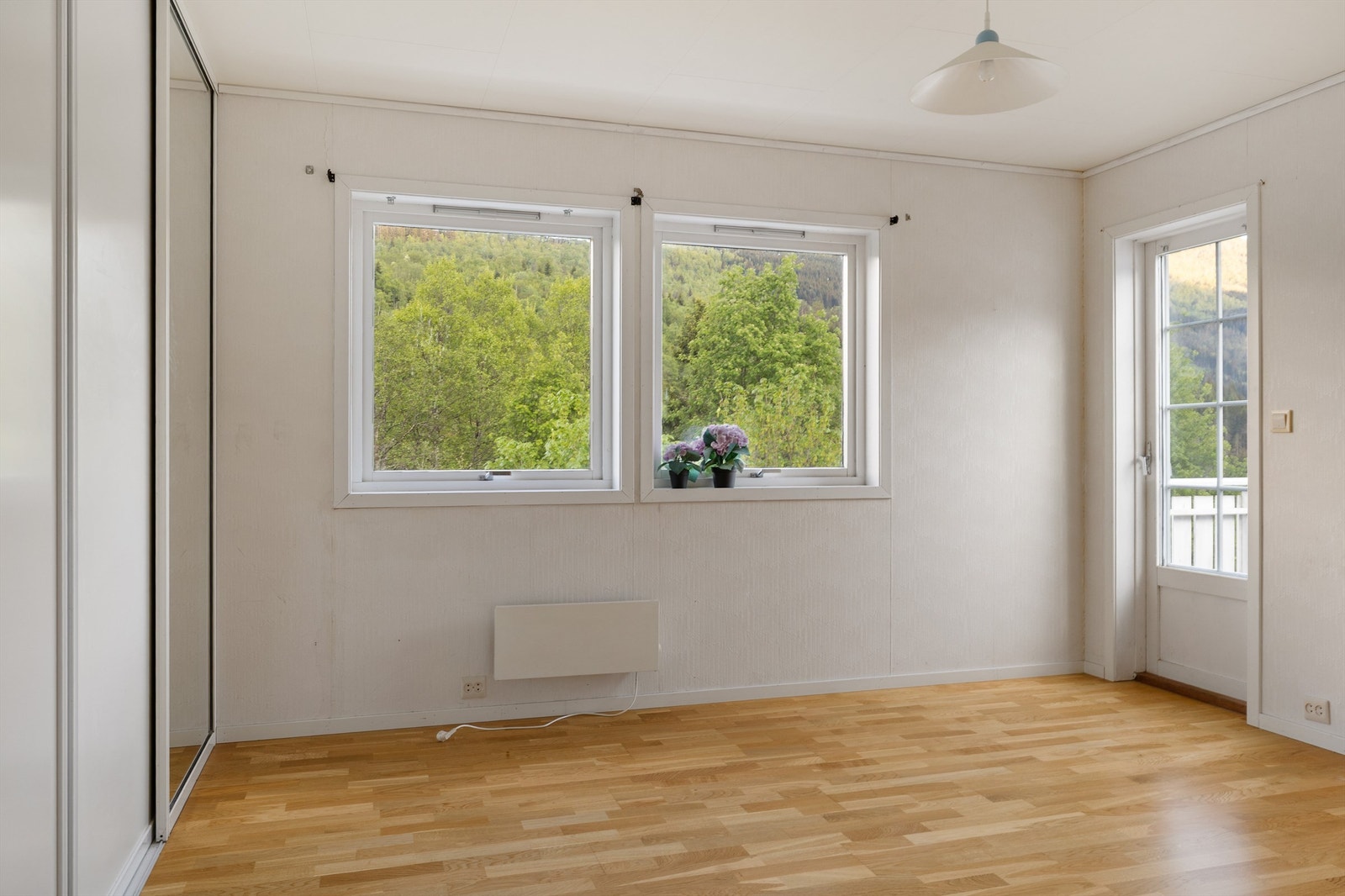 Hovedsoverommet er av god størrelse og har egen utgang til verandaen. Galleribilde