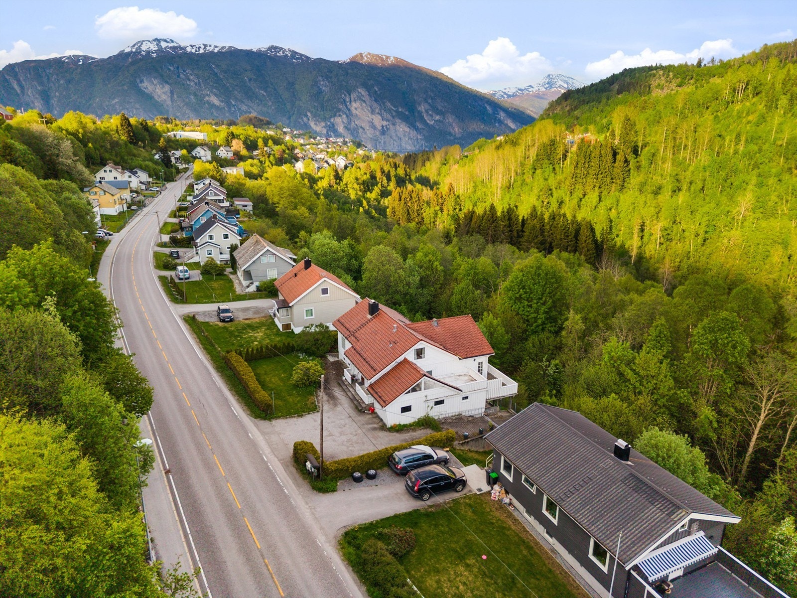 Fra eiendommen er det bare en kort kjøretur til Stranda sentrum og Strandafjellet Skisenter. Galleribilde