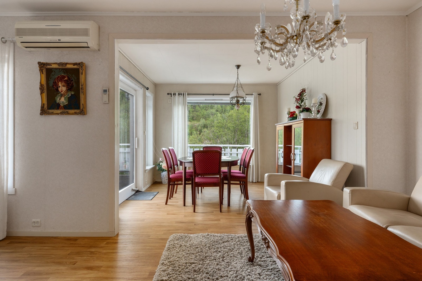 Lys og romslig stue med god plass til både spise- og sofagrupper. Galleribilde