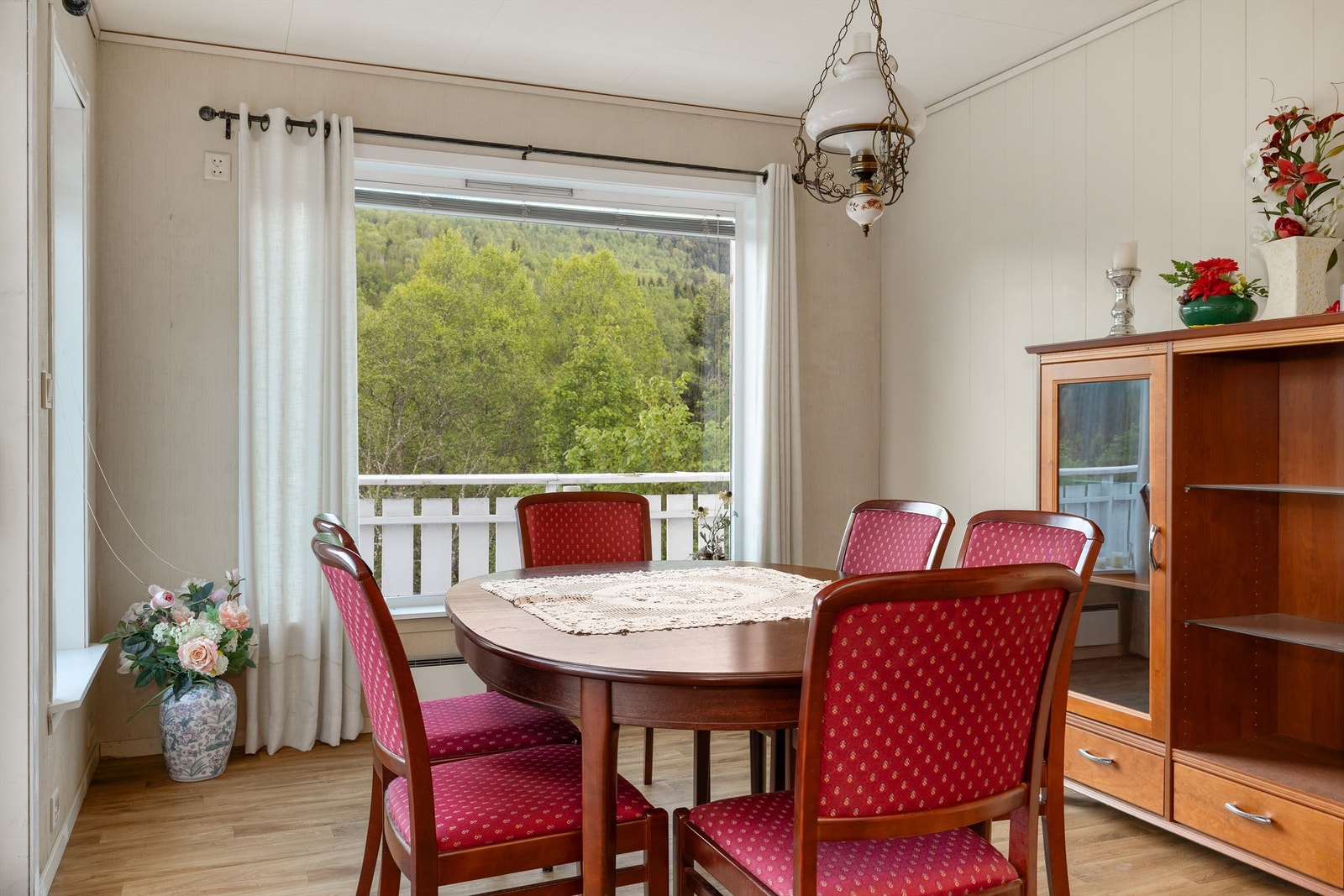 På spisestuen er det store vindusflater som gir mye naturlig lysinnslipp. Galleribilde