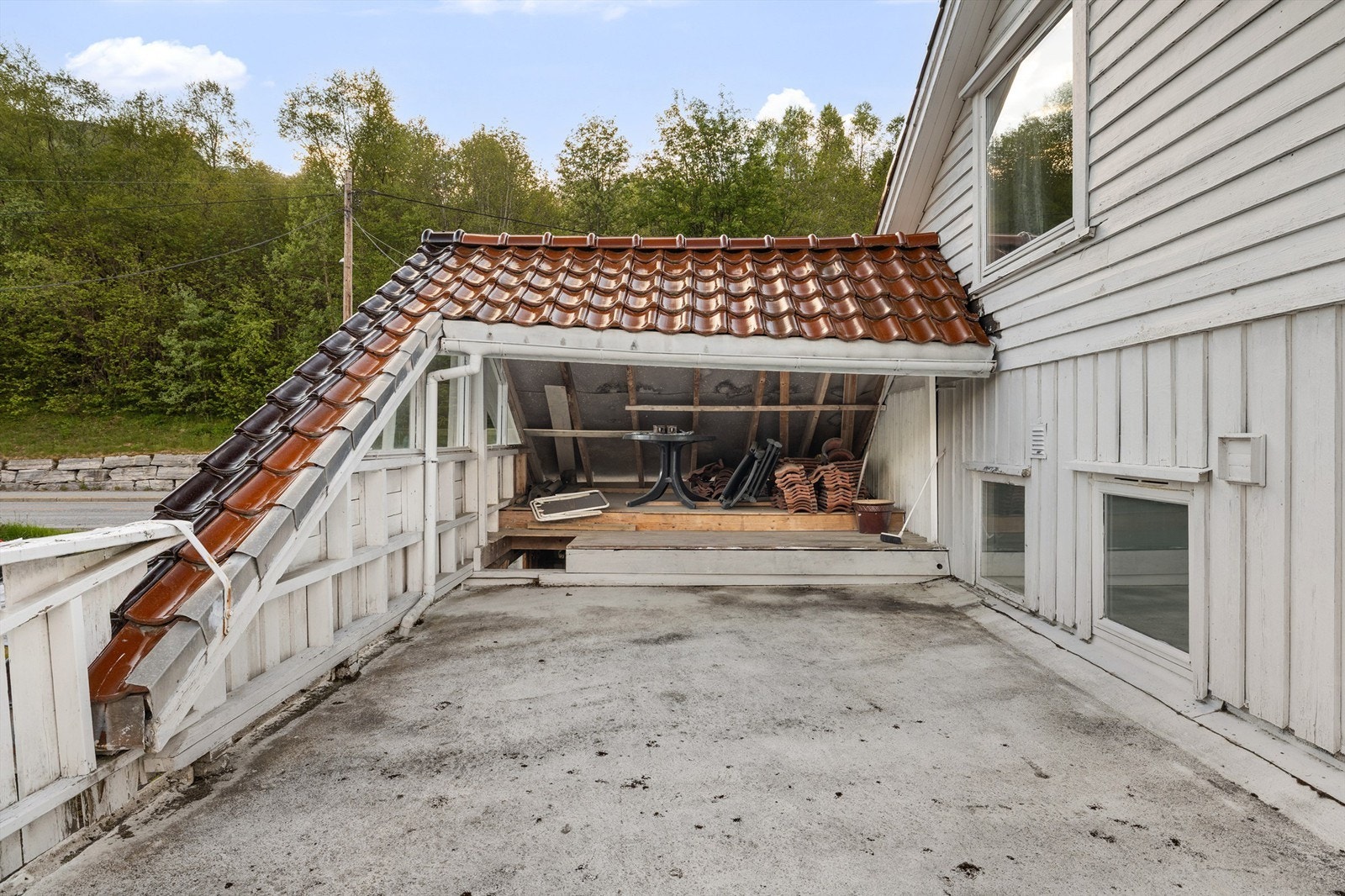 På verandaen er det også et lite overbygg som egner seg utmerket til oppbevaring av utemøbler. Galleribilde