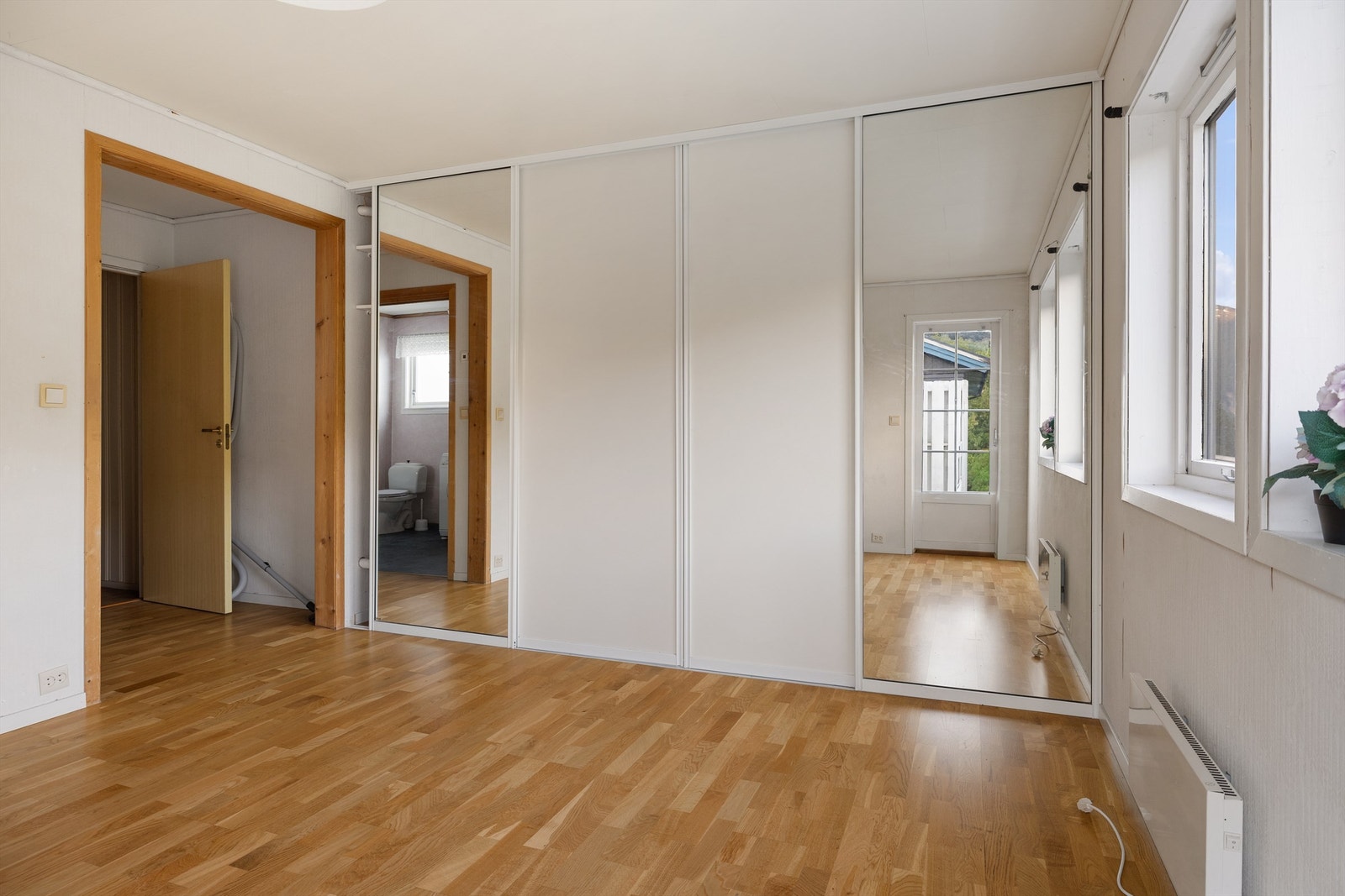 Her får du en stor skyvedørsgarderobe med speildører. Galleribilde