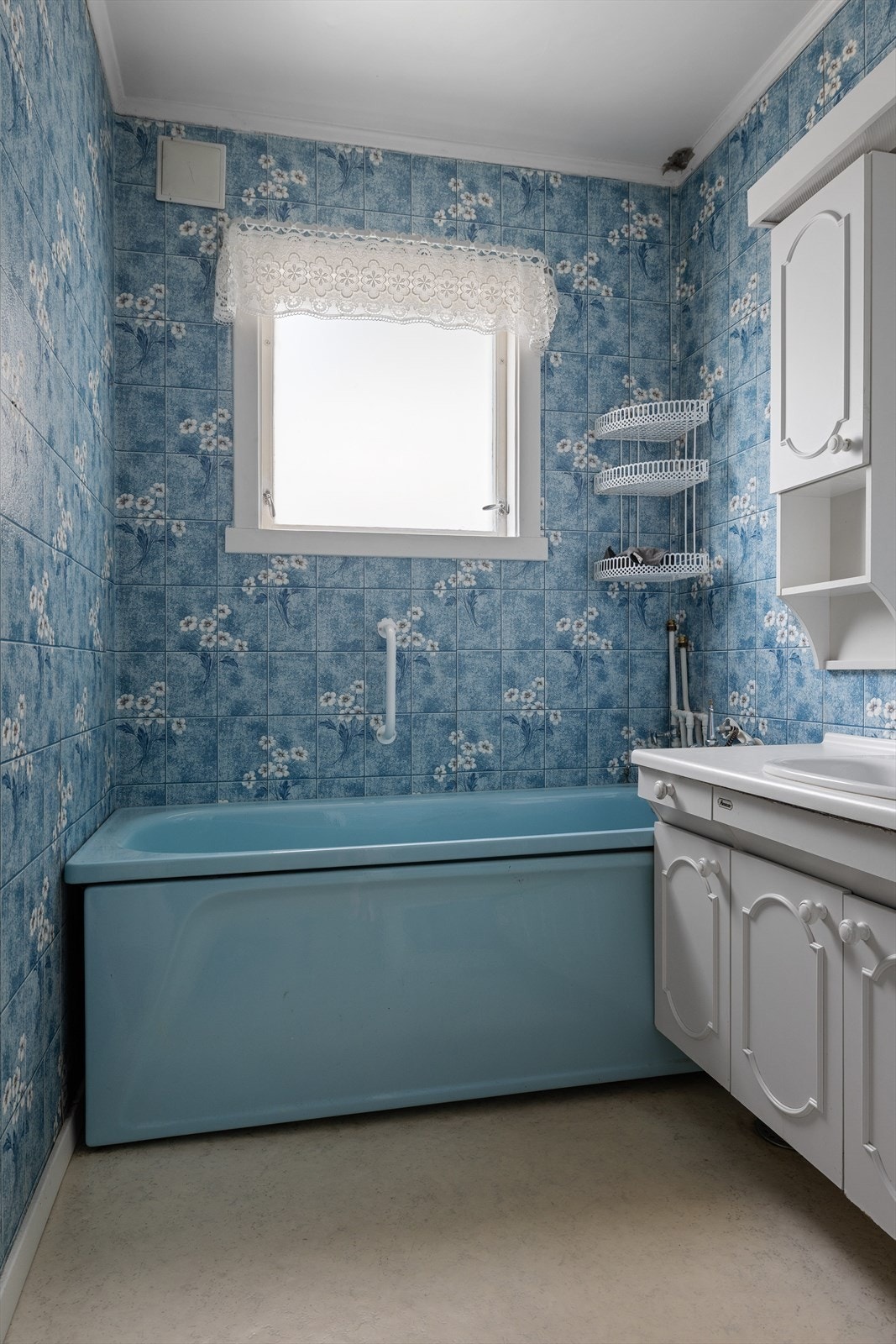 Badet er innredet med badekar og baderomsinnredning. Galleribilde