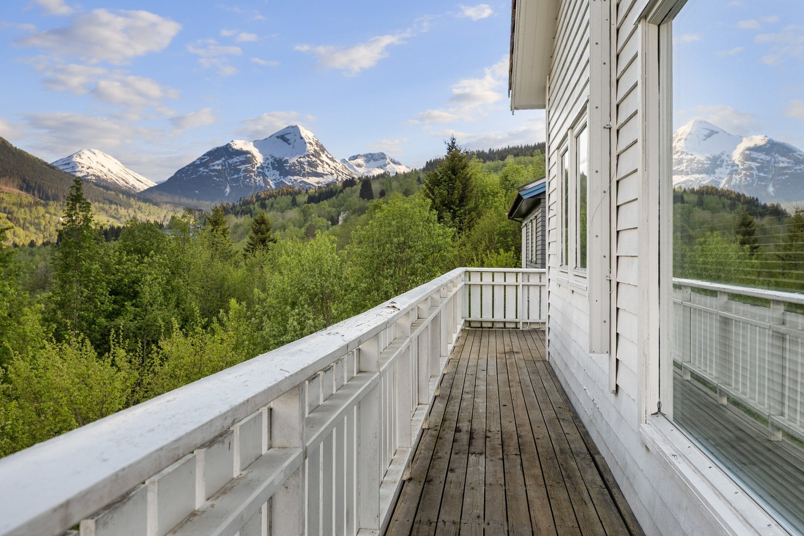 Fra verandaen er det fantastisk utsikt over skog og fjell. Galleribilde