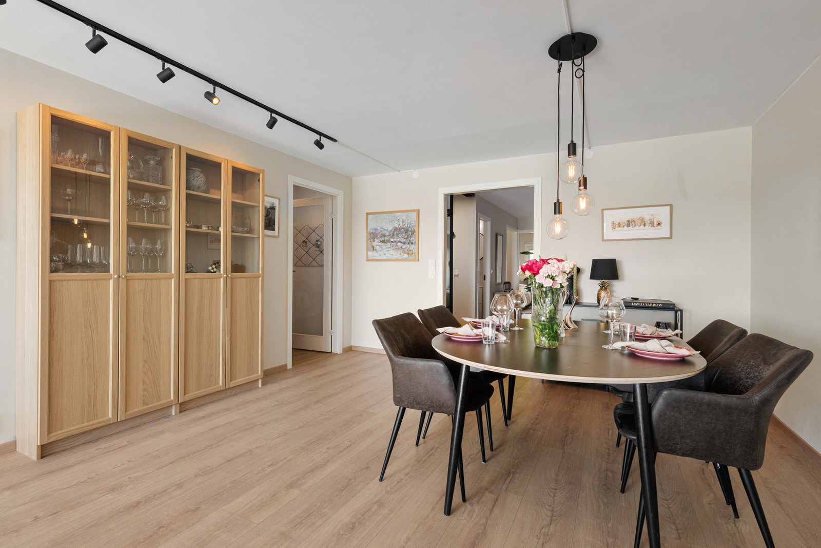 Den åpne stueflaten gir en god og sosial oppholdsavdeling, med behagelig flyt mellom spiseplass, sofasonen og terrassen. Galleribilde