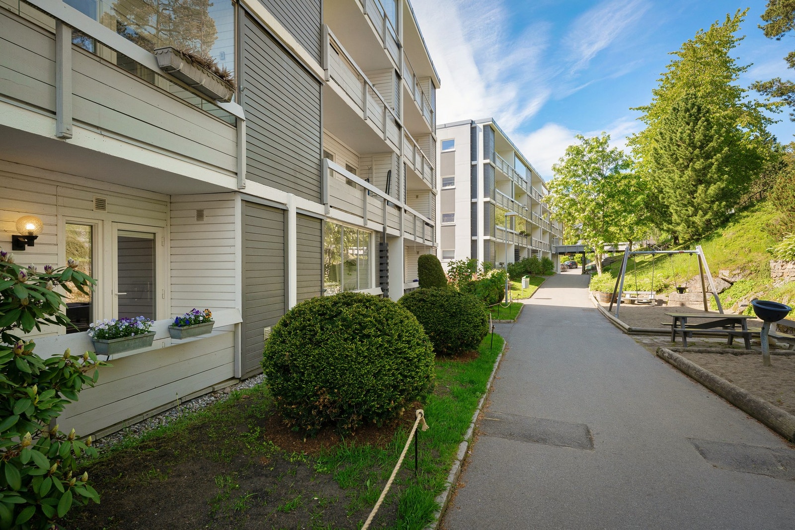 Borettslaget har hyggelige og grønne fellesområder, med gangveier, beplantning og lekeplass like utenfor. Galleribilde