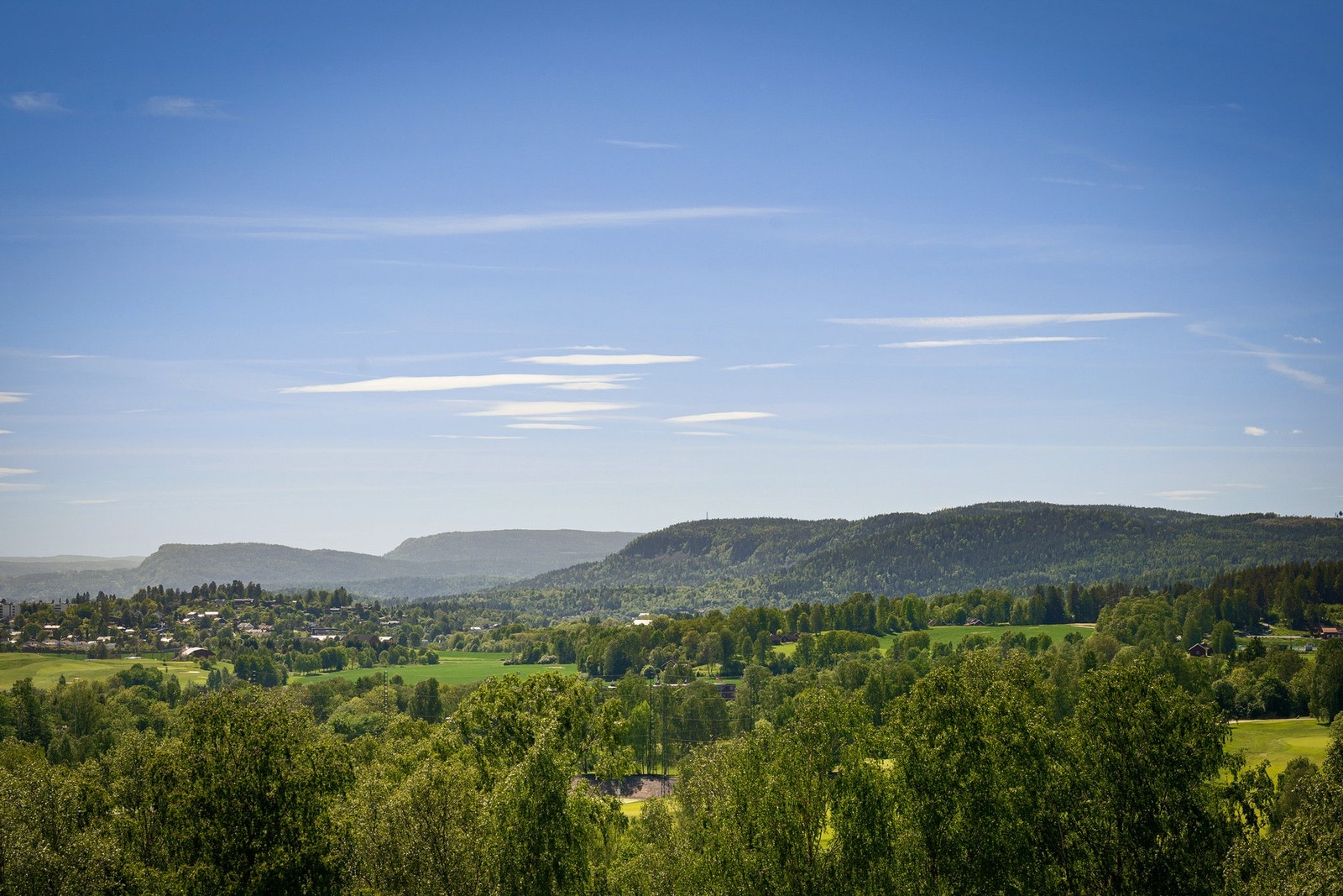 Fra terrassen er det flott, åpent utsyn over nærområdet, grøntdrag og landskapet rundt Bogstad og marka. Galleribilde