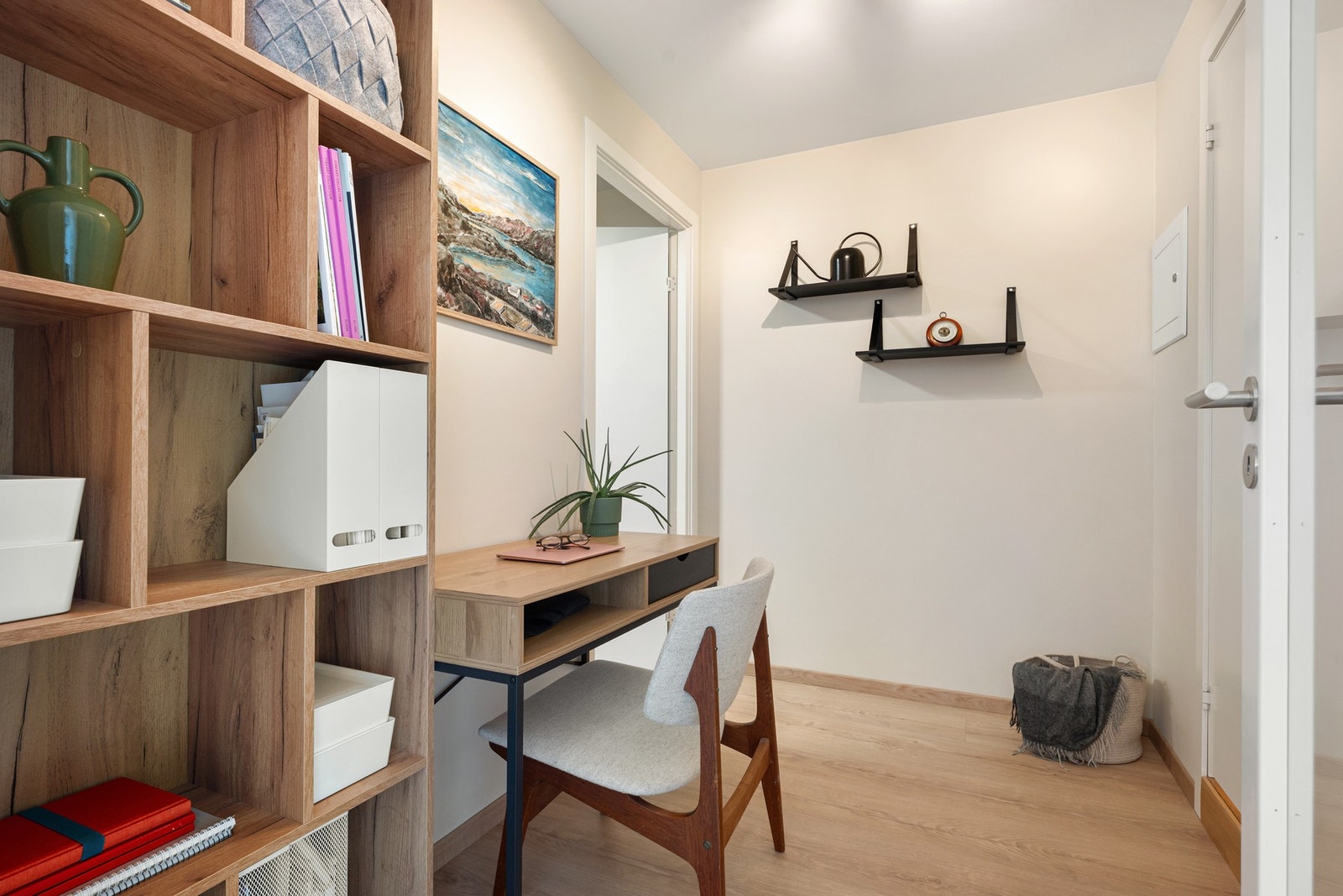Praktisk kontor med adkomst videre til innvendig bod og bad. En fleksibel løsning for hjemmekontor, hobby eller ekstra lagring (ikke godkjent for varig opphold). Galleribilde
