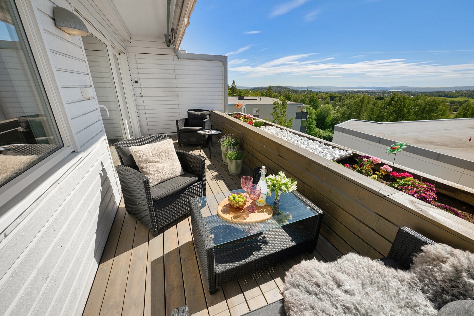 Hovedterrassen har svært gode solforhold, med sol fra formiddagen og utover kvelden i sommerhalvåret. Galleribilde