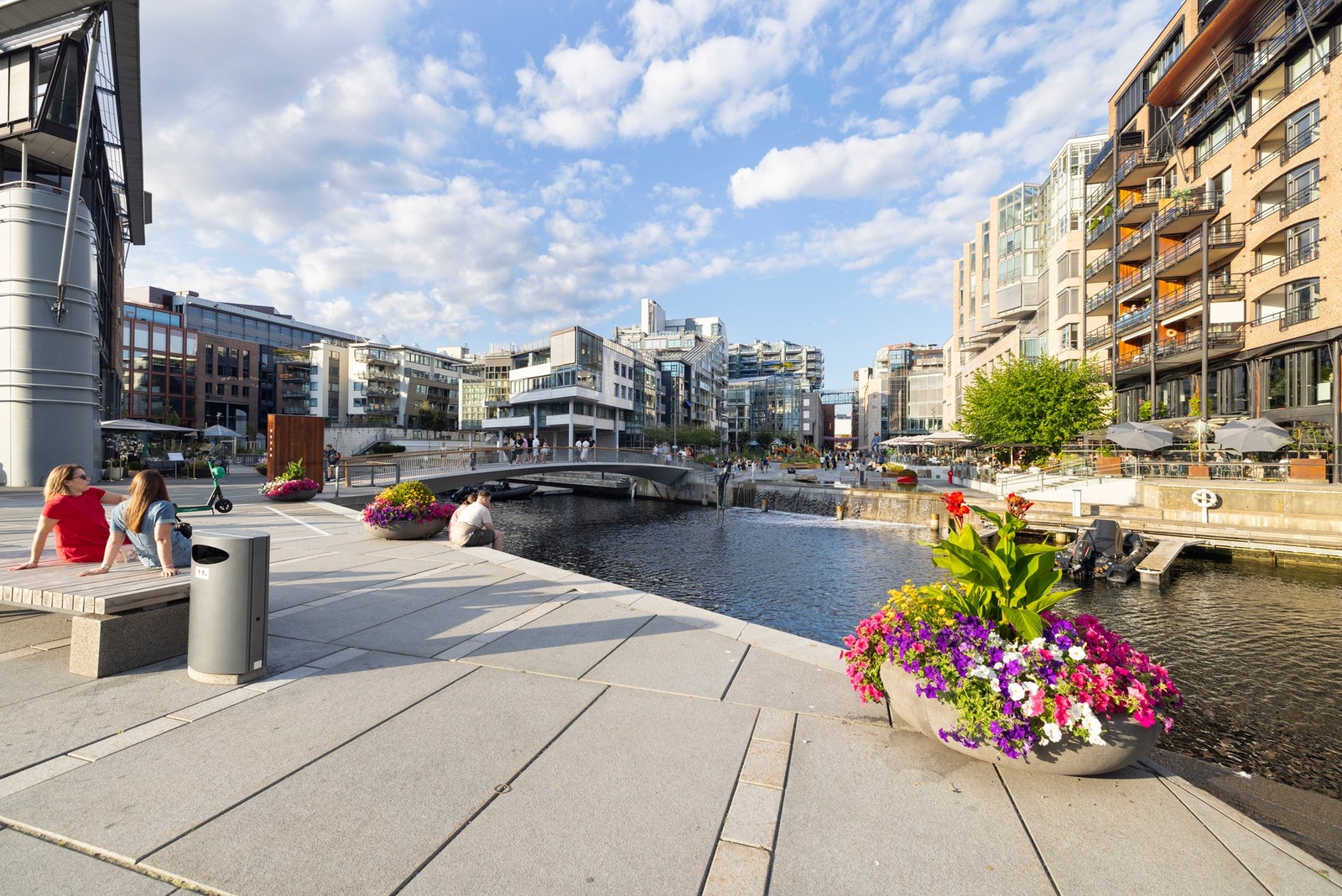 Fantastiske Tjuvholmen med sjø, byliv og flotte omgivelser like i nærheten. Galleribilde
