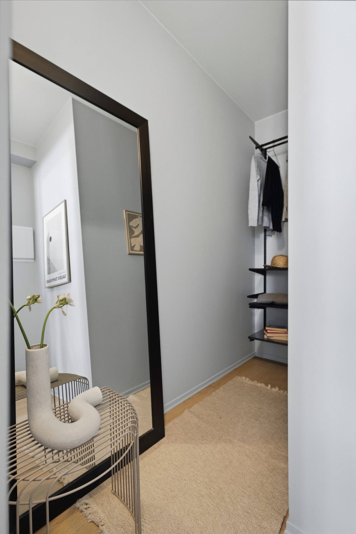 I tilknytning til rommet er det også en innvendig bod som kan benyttes til praktisk oppbevaring. Galleribilde