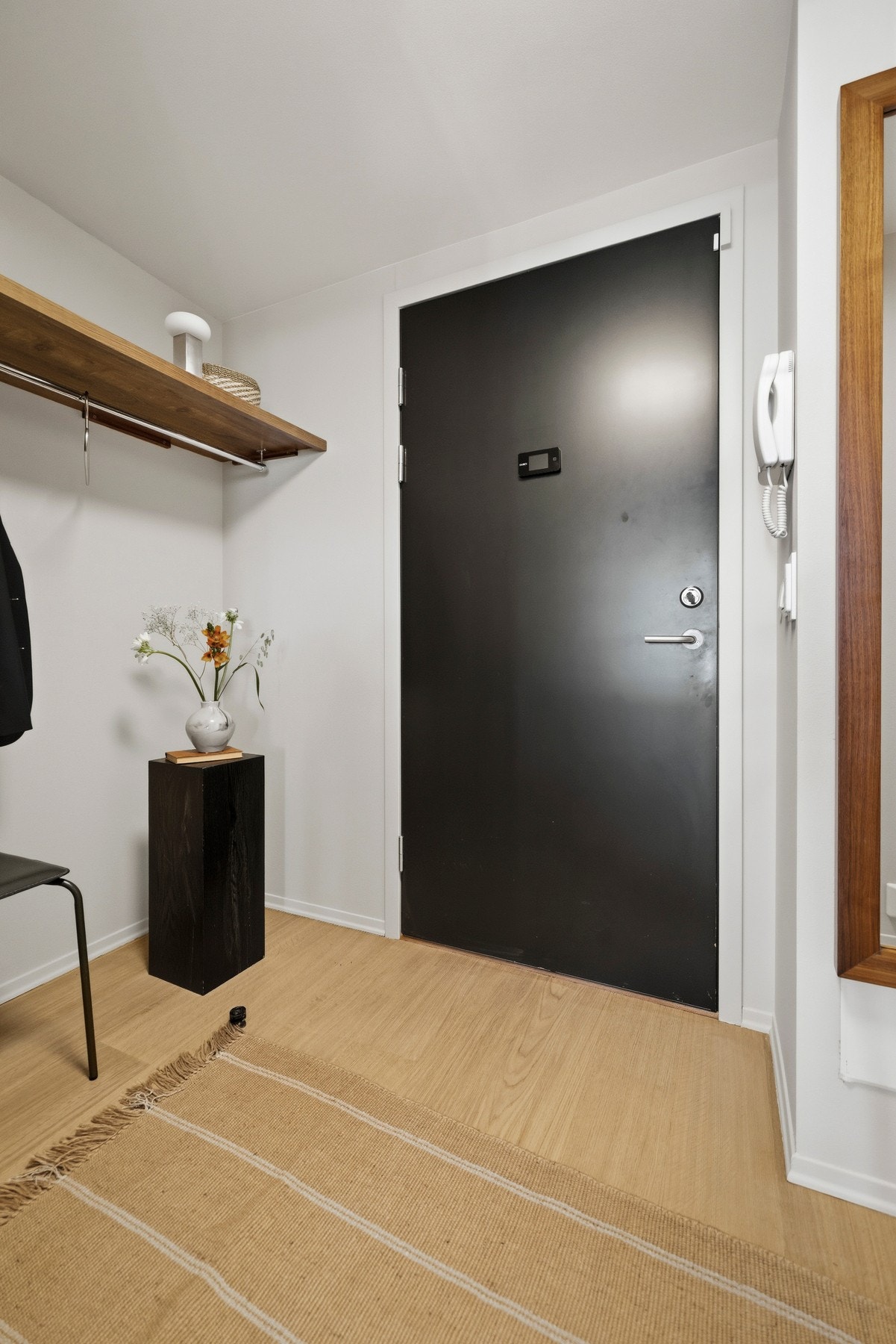 Entréen gir et ryddig og godt førsteinntrykk av boligen, med god plass til å henge fra seg yttertøy og sko på en enkel og praktisk måte. Galleribilde