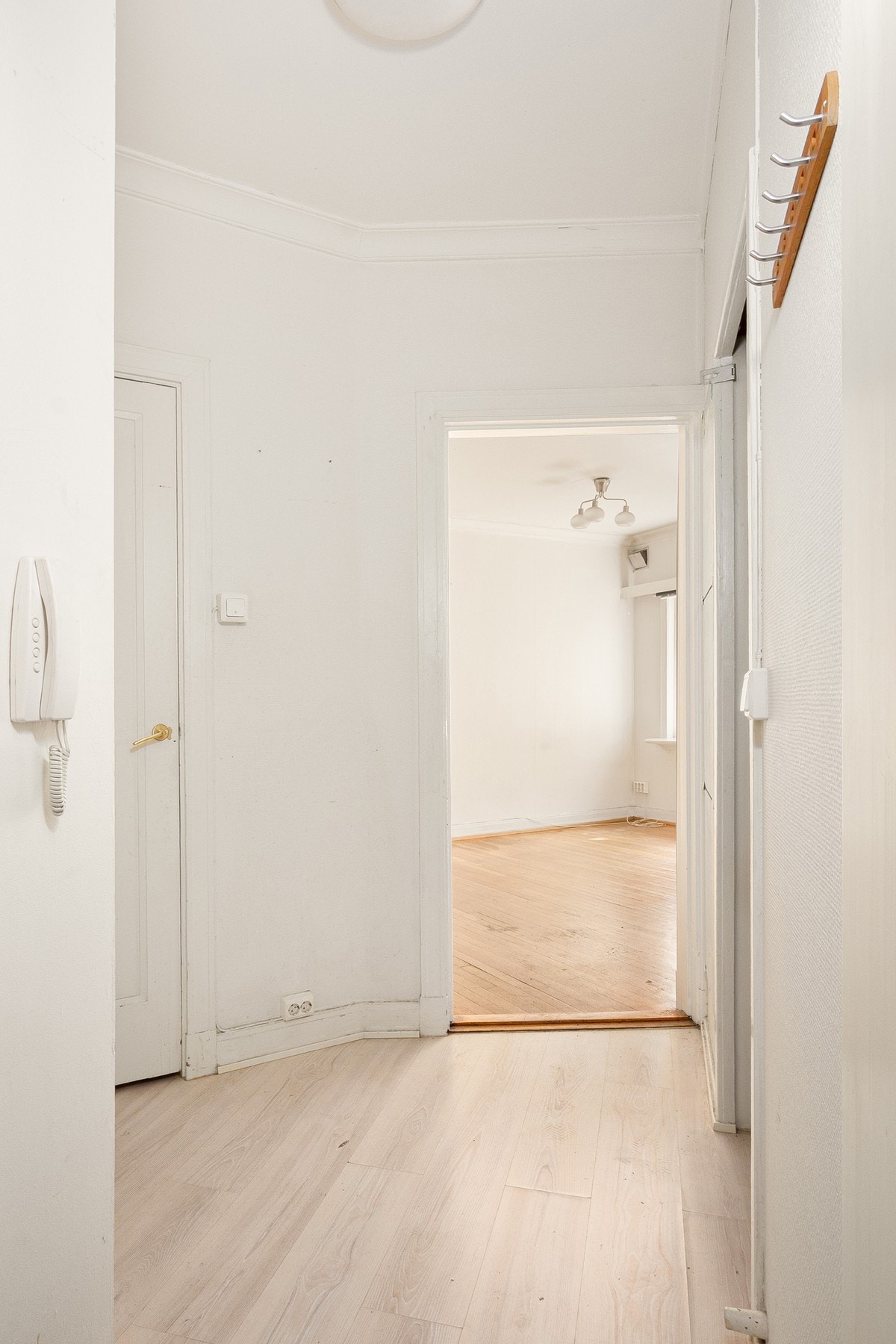 Romslig entré med gode oppbevaringsmuligheter. Galleribilde