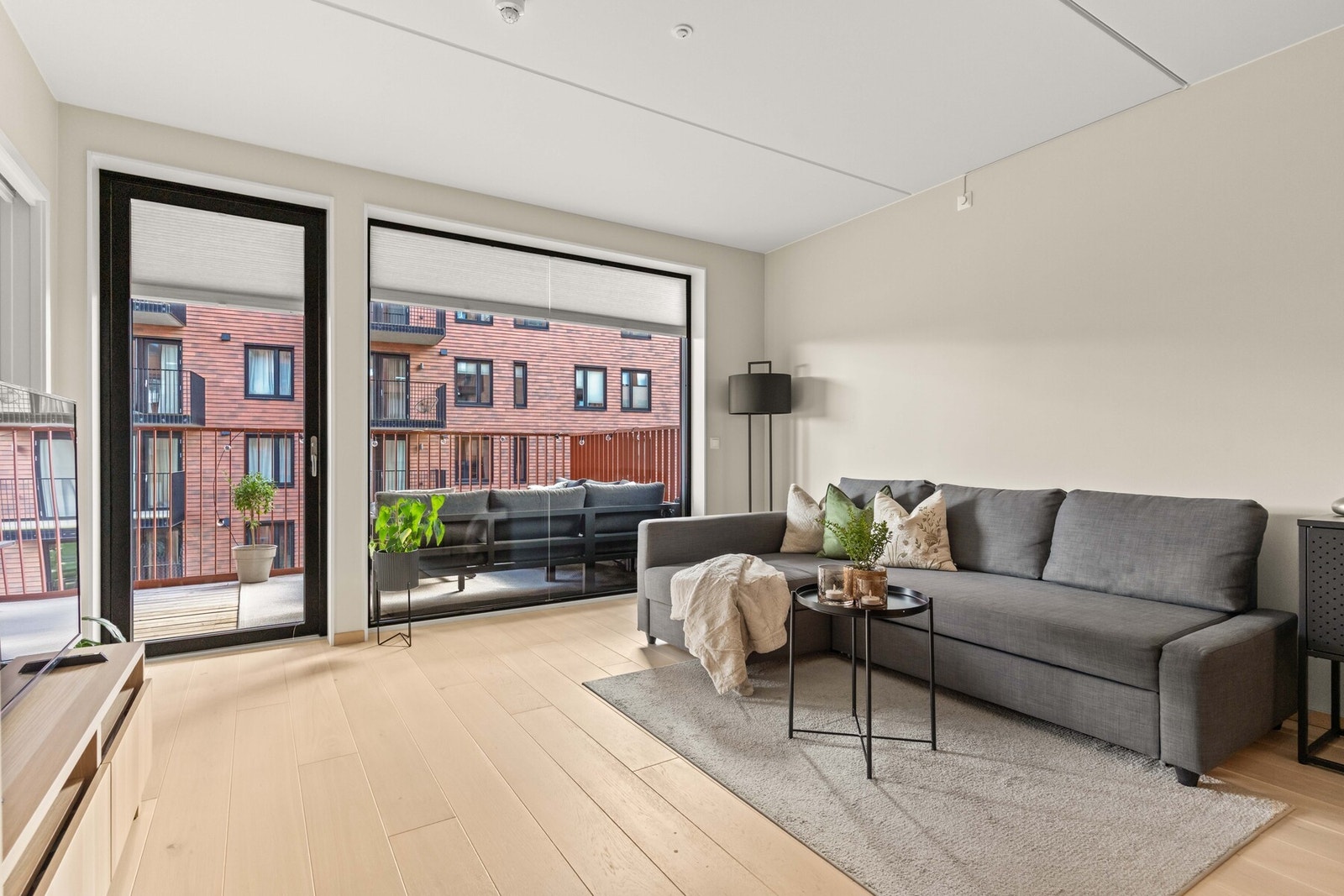 Behagelig sofasonen med direkte utgang til balkong og gode lysforhold. Galleribilde