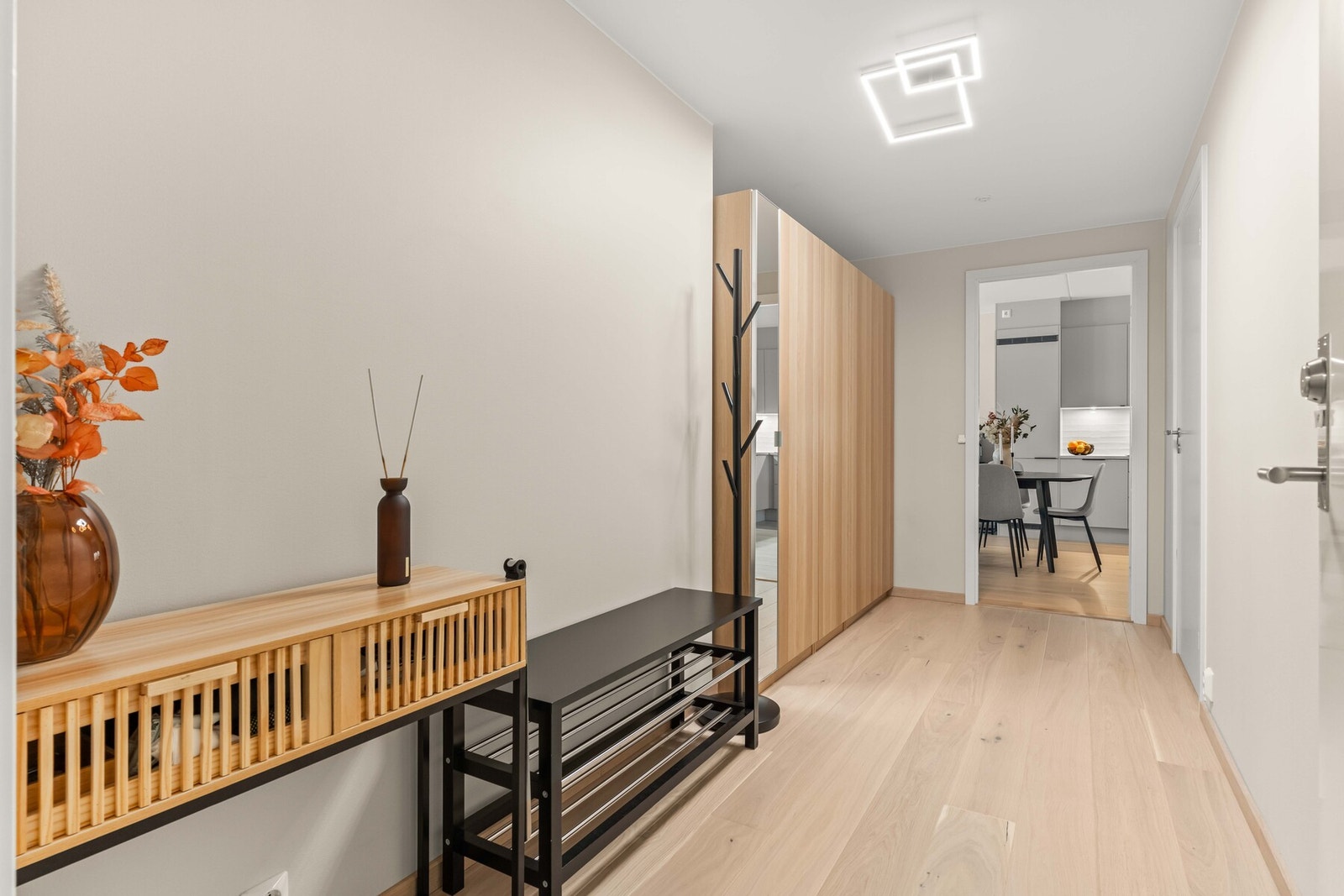 Lys og innbydende entré med god plass til oppbevaring Galleribilde