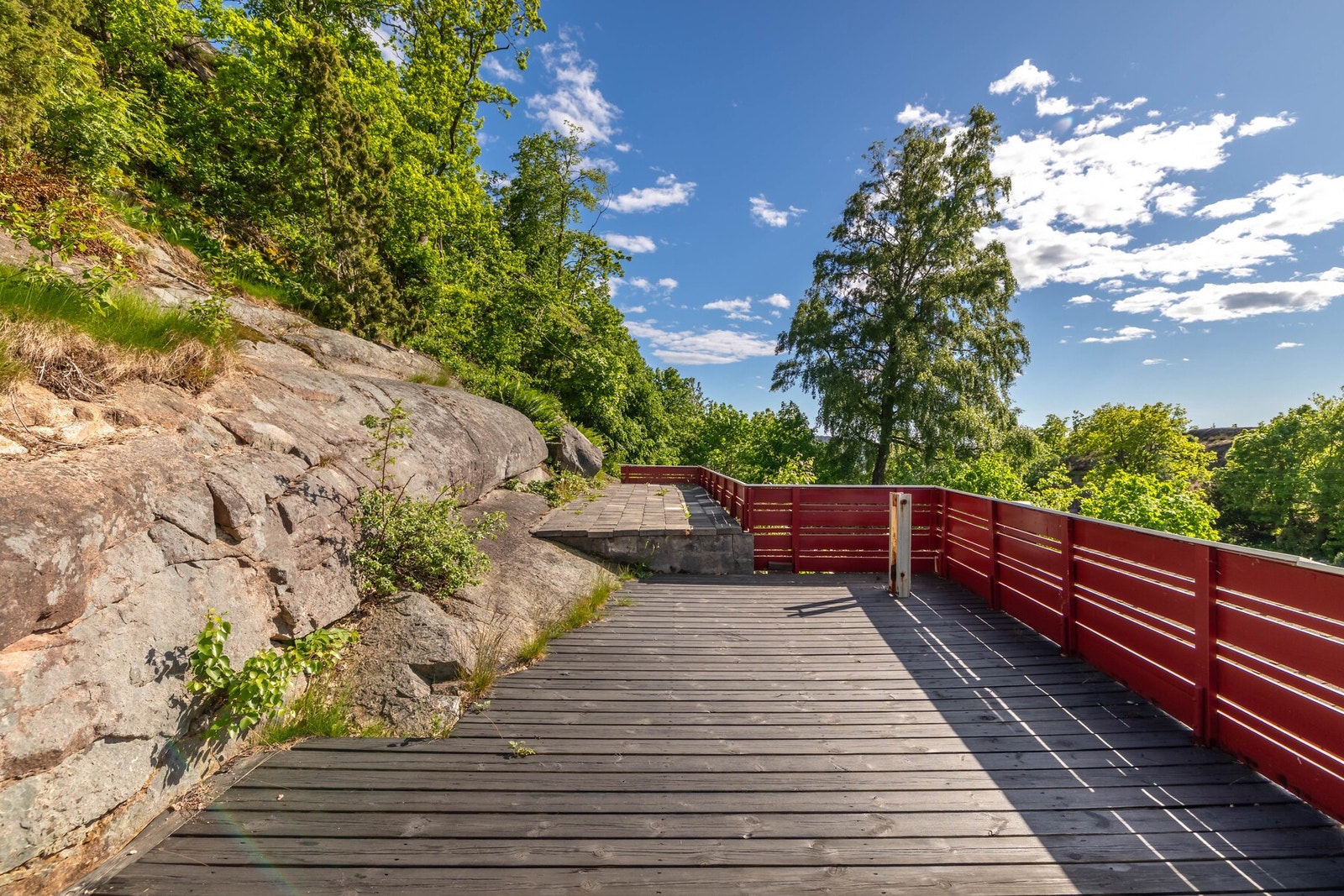 I fjellknausene på toppen av tomten er det anlagt en stor terrasse på ca. 40 kvm med optimale sol- og utsiktsforhold. Galleribilde