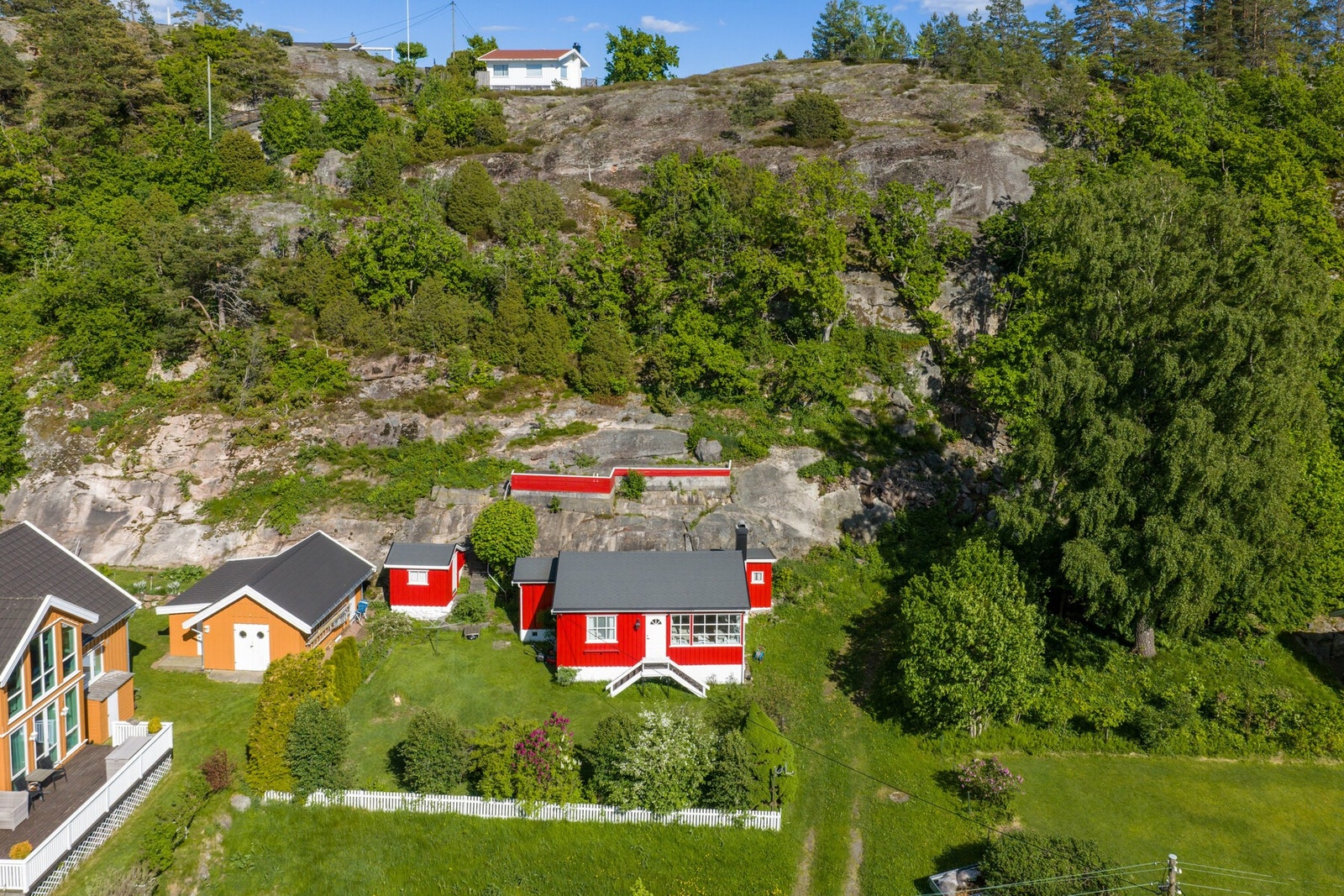 Hytta har en nydelig og sjønær beliggenhet, ca. 7 minutters gange fra stranda og småbåthavna. Galleribilde