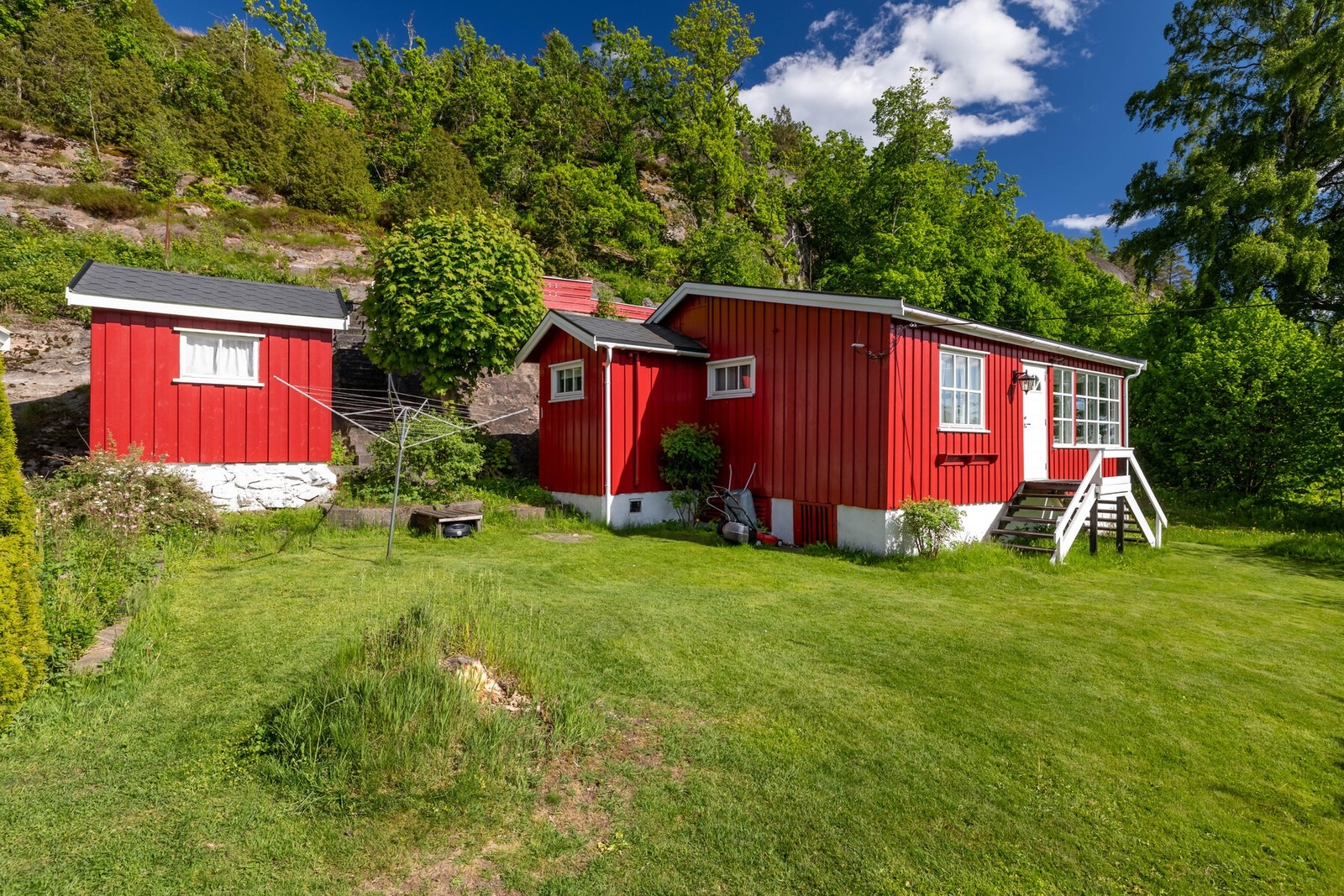 Eiendommen ligger fint plassert i terrenget, noe som bidrar til gode solforhold og fint utsyn. Galleribilde