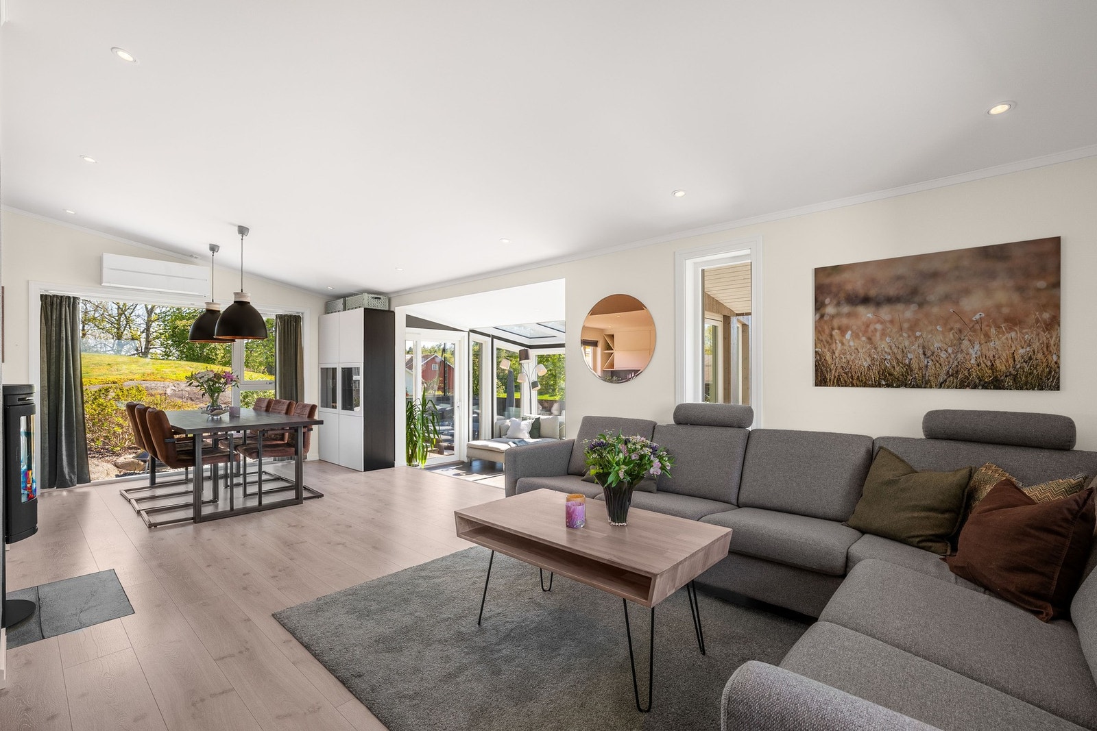 Stuen har god plass til både sofagruppe og spiseplass. Galleribilde