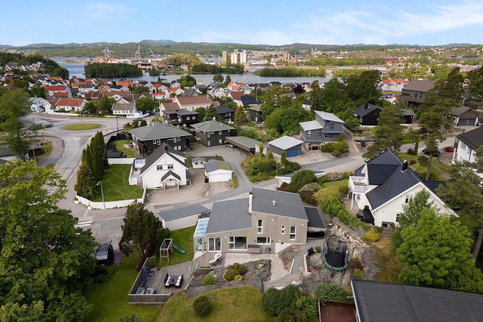 Eneboligen ligger i et landlig og attraktivt boligområde på Gloppe i Larvik kommune. Stedet kan skilte med variert natur, fine turområder, åker, eng, sjø og småbåthavn. Galleribilde