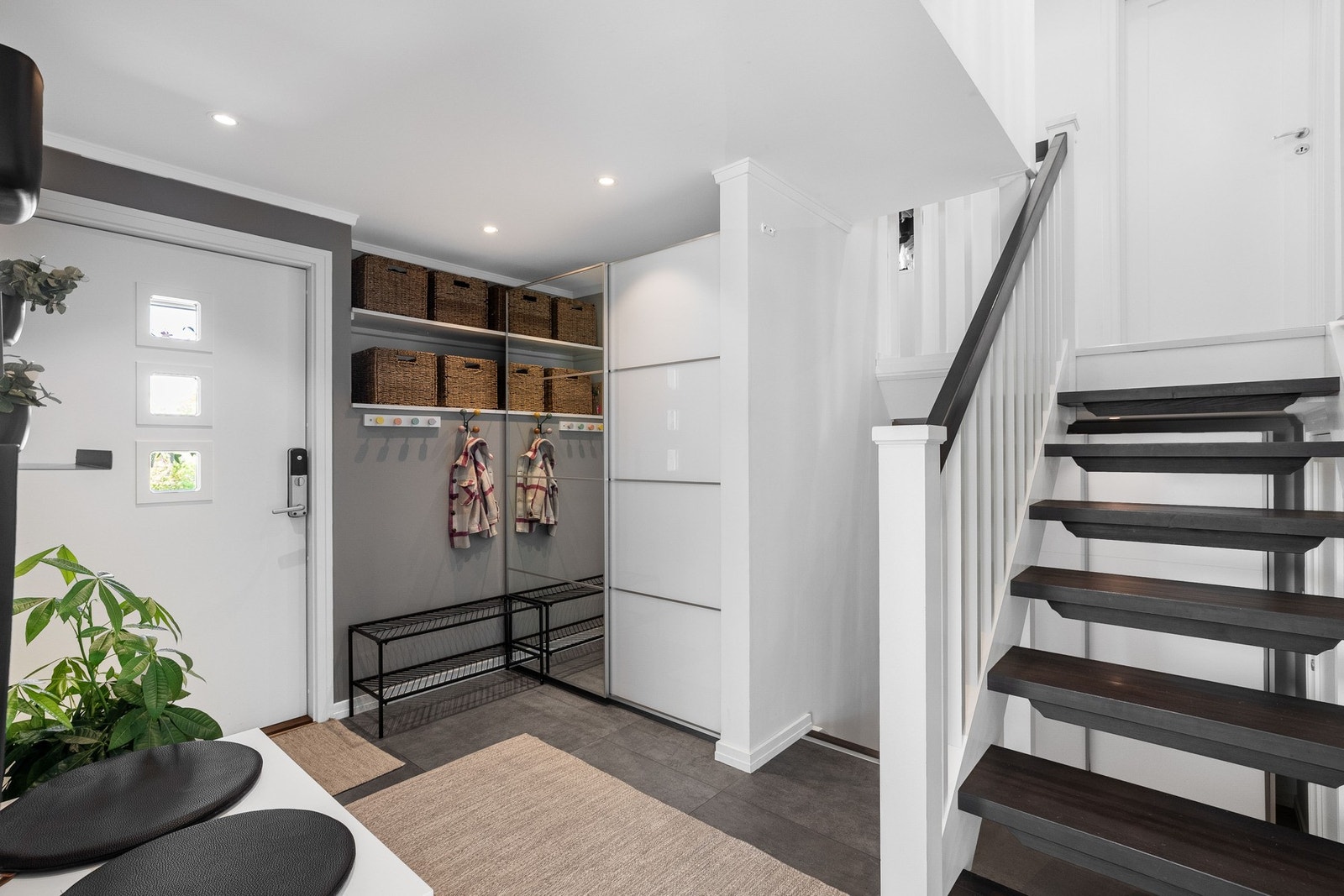 Velkommen inn! Lys og moderne entré med praktisk oppbevaringsløsning og trapp opp til andre etasje. Boligen går over fire forskjellige plan. Galleribilde