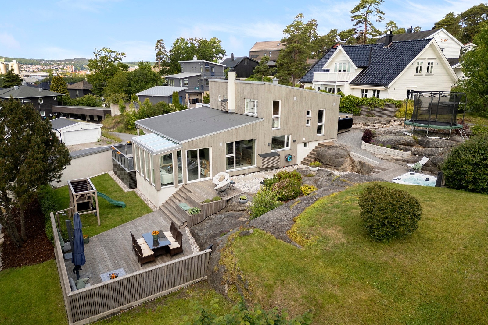 Hagen er smakfullt opparbeidet med flere hyggelige uteplasser, slik at du enkelt kan finne både sol, skygge og lune omgivelser gjennom dagen. Galleribilde