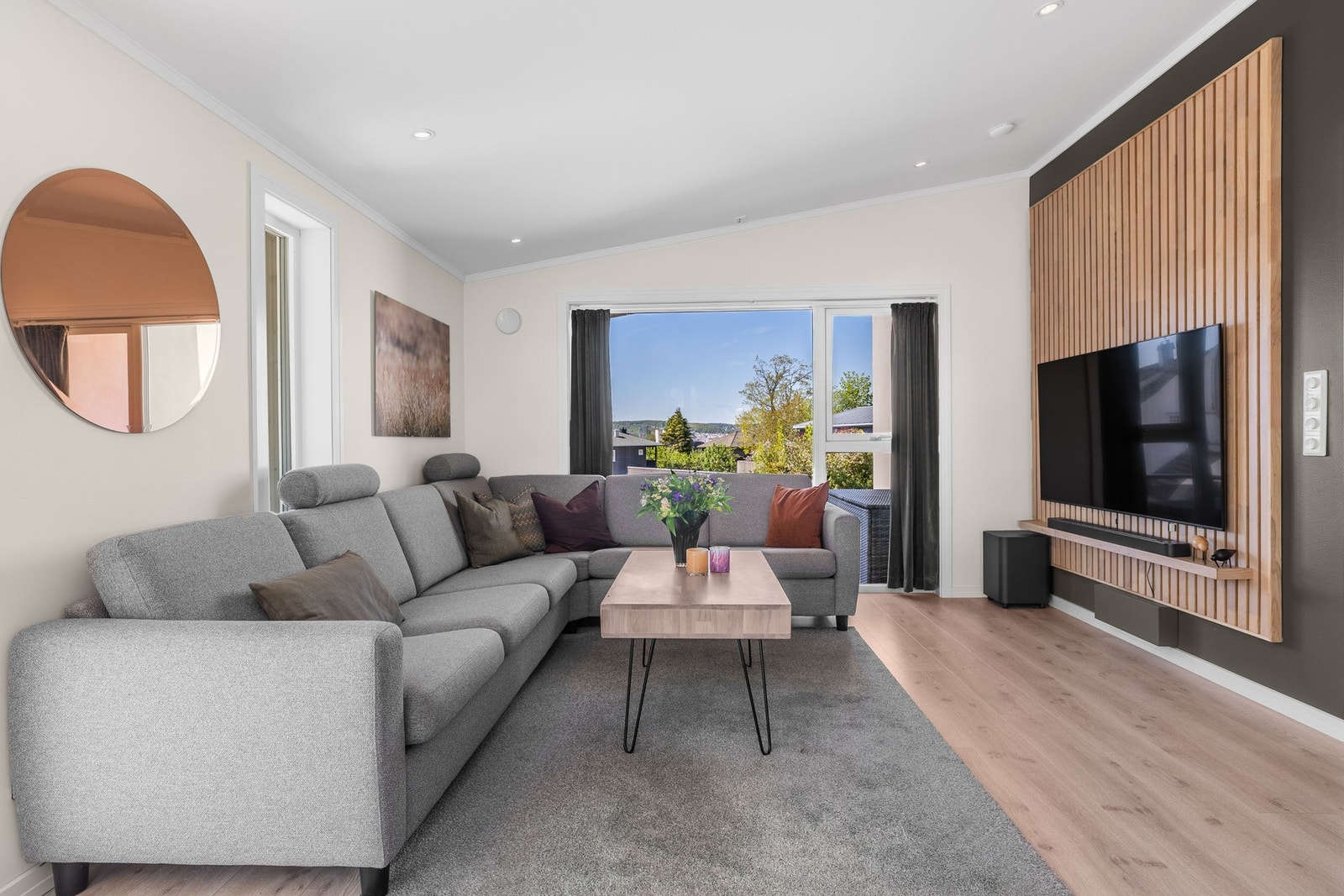 Store vindusflater slipper inn rikelig med naturlig lys og gir en åpen og luftig romfølelse. Galleribilde