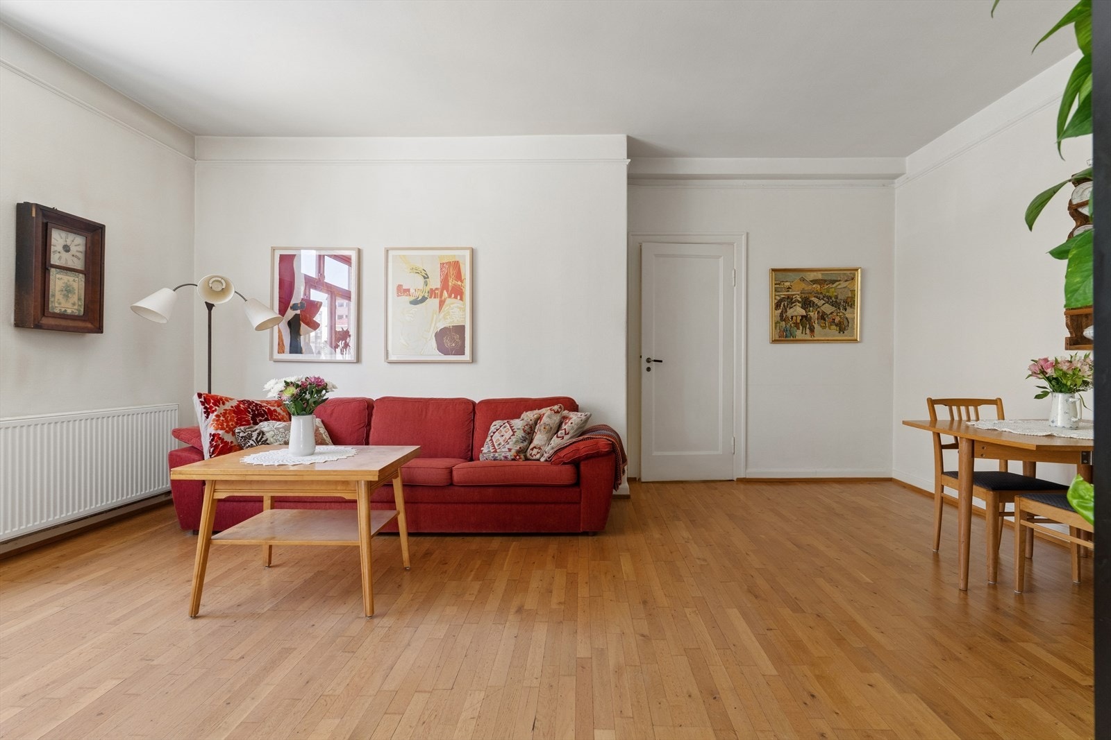 Boligen fremstår med eldre standard og gir gode muligheter for oppgradering og tilpasning etter egne ønsker og behov. Galleribilde
