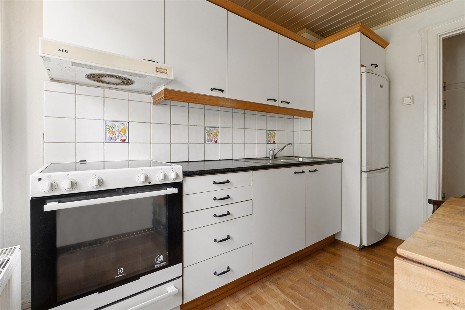 Frittstående hvitevarer består av komfyr, kjøl/-
fryseskap. Det er avtrekk over kokesone via kjøkkenventilator med kullfilter. Galleribilde