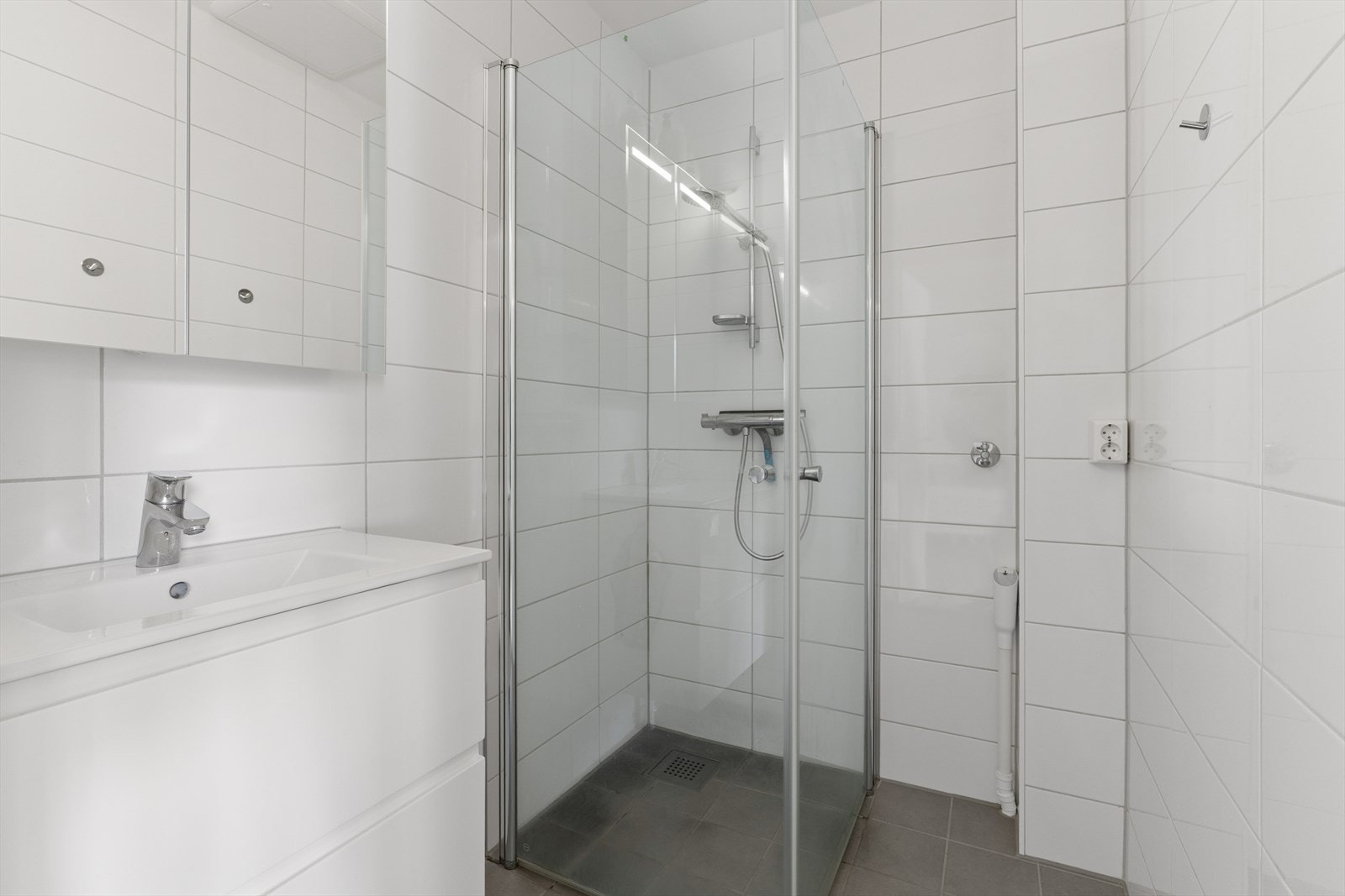 Flislagt baderom fra 2022 med downlights og gulvvarme. Galleribilde
