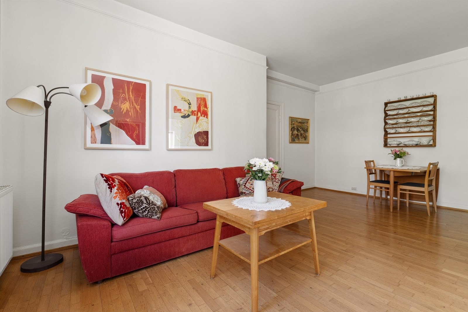 I dag er stuen innredet med sofagruppe og spisebord. Galleribilde