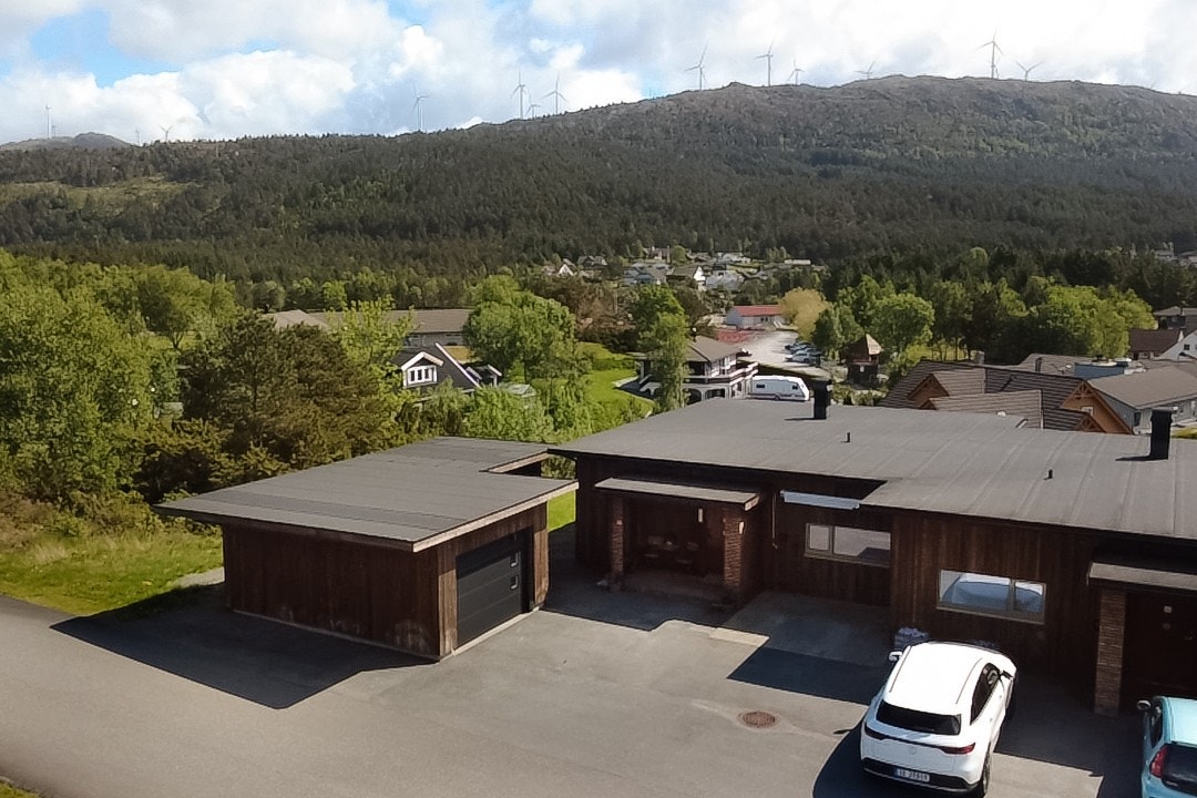 Boligen har en barnevennlig beliggenhet i et etablert boligområde Galleribilde