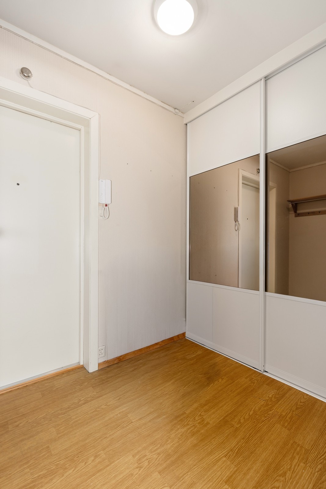 I entréen er det også god lagring i stor skyvedørsgarderobe Galleribilde