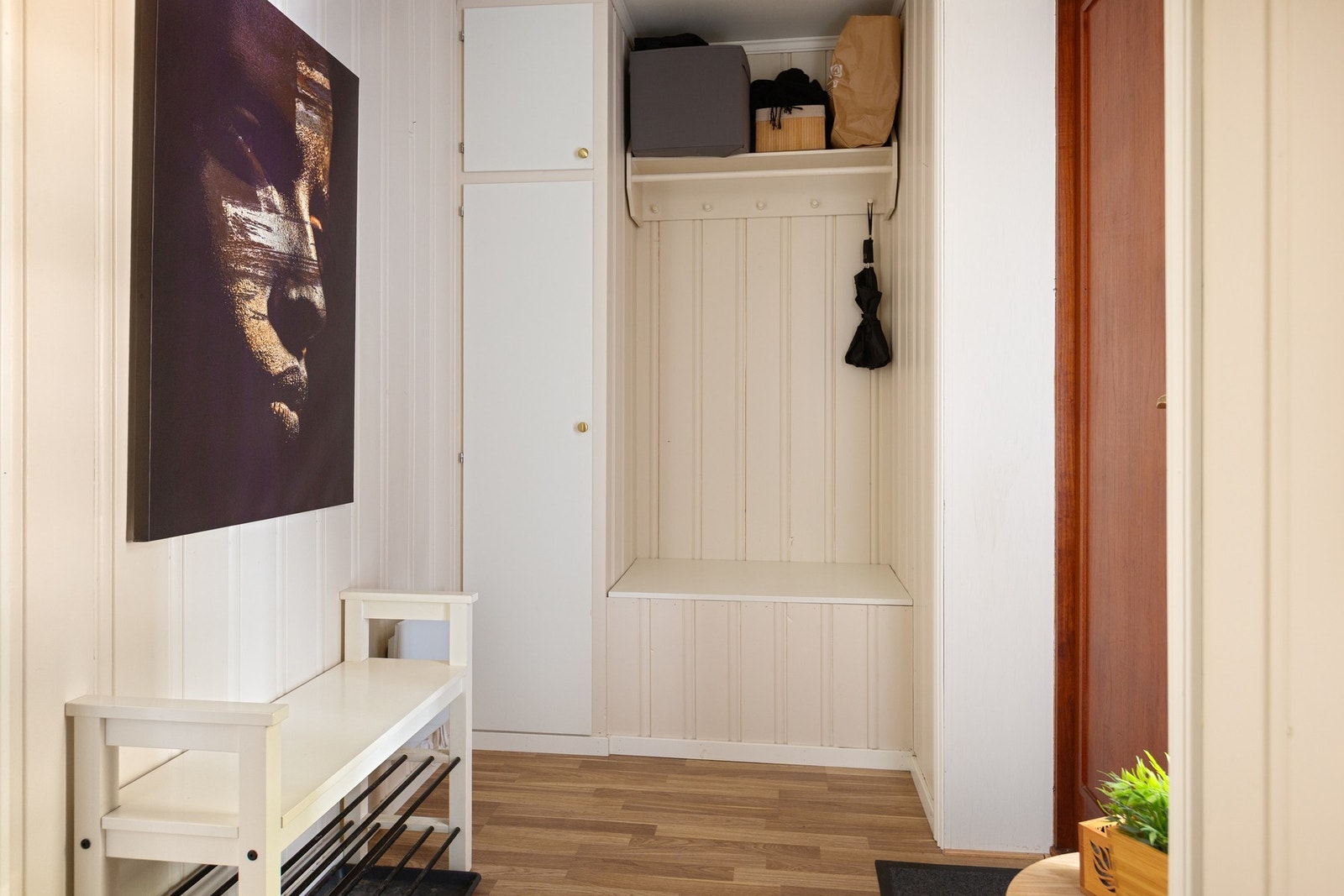 Gang med plass til å henge fra seg yttertøy Galleribilde