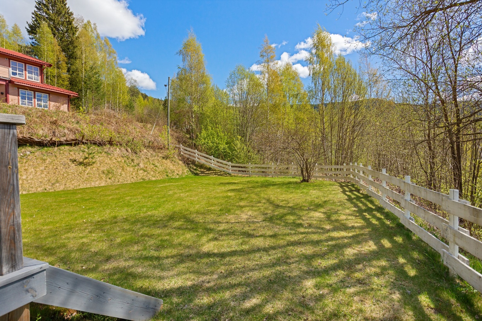 Eiendommen er beliggende i et etablert boligområde i Bagn Sør-Aurdal kommune. Galleribilde