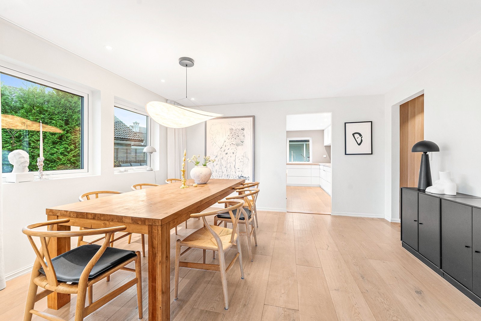 Spisestuen har god plass til et stort spisebord med sitteplass for familie og venner. Galleribilde