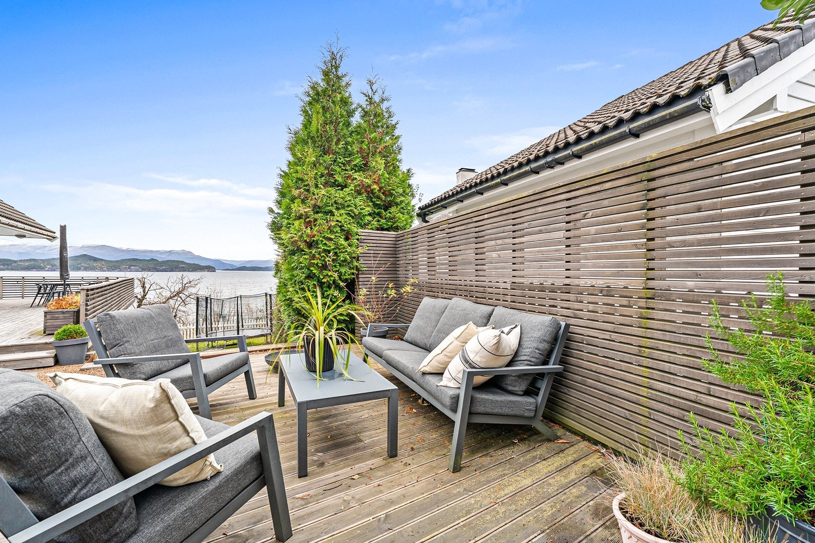 Terrassen har god plass til både sittegrupper, solsenger og grillområde. Galleribilde
