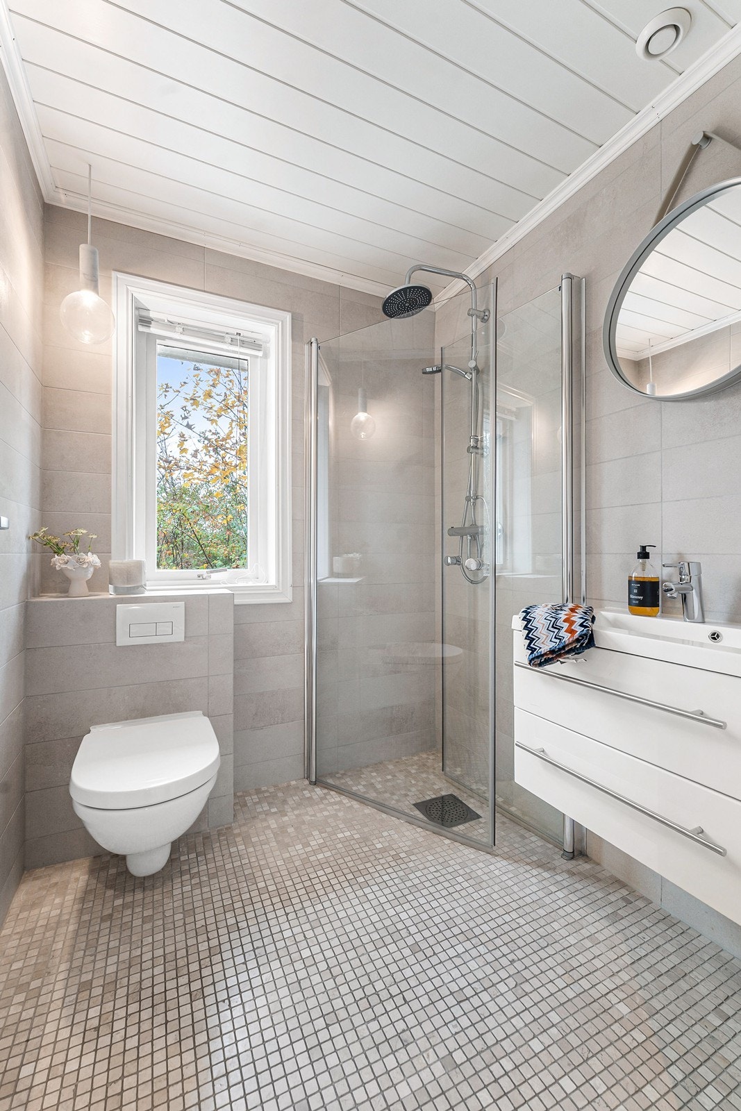 Badet i hovedetasjen fremstår som pent og funksjonelt, og egner seg godt som gjestebad eller til daglig bruk. Galleribilde
