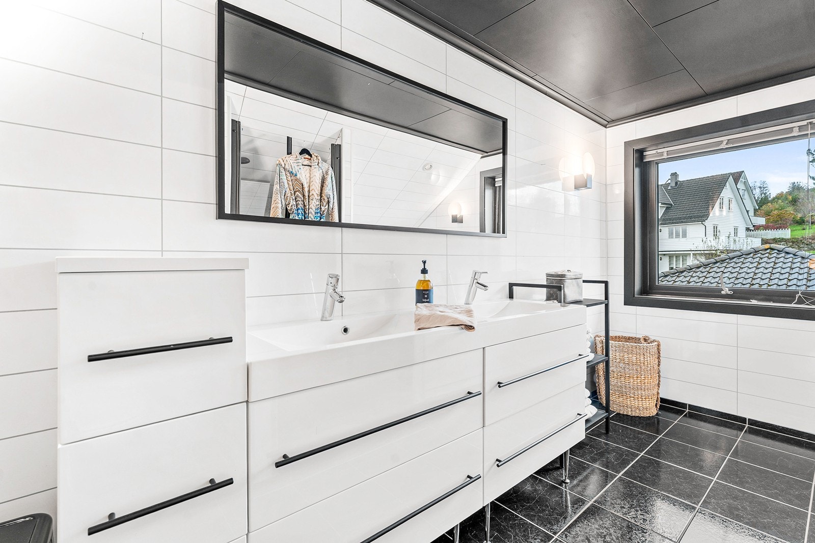 Det største badet ligger i loftsetasjen og har en svært god størrelse. Galleribilde
