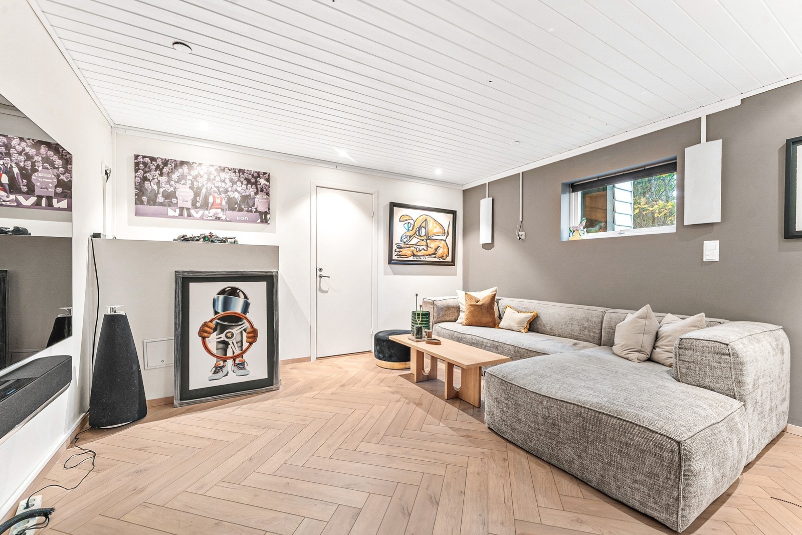 Boligen har i tillegg en stor og romslig kjellerstue som passer perfekt for barnefamilier. Galleribilde